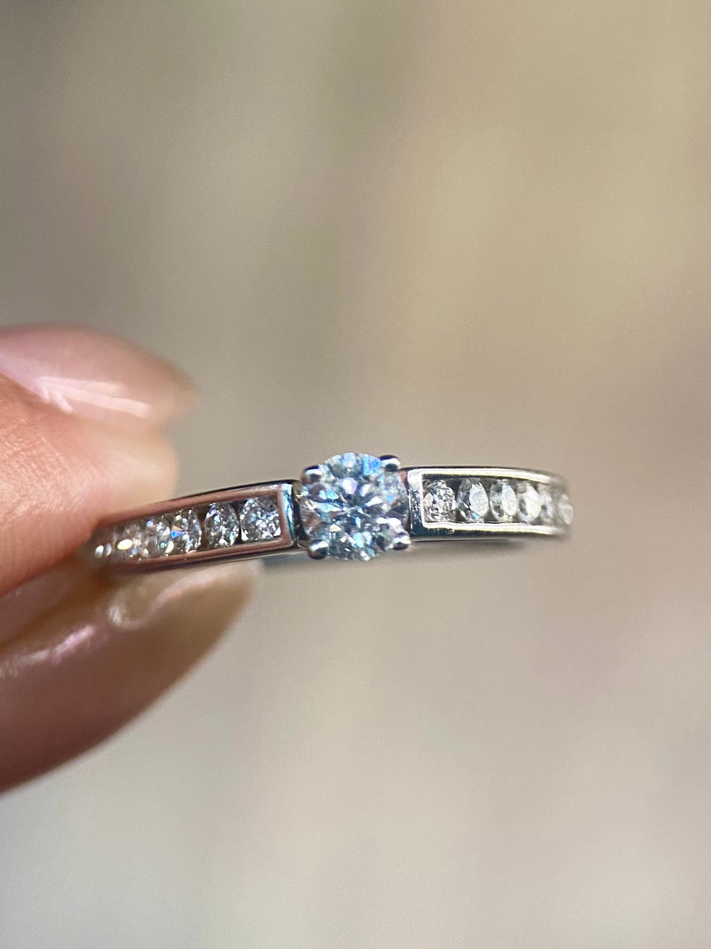 Oro Blanco 14k Redondo 0.40ct Central + 0.26 Laterales de Diamantes Naturales                            Anillo Compromiso OF1934