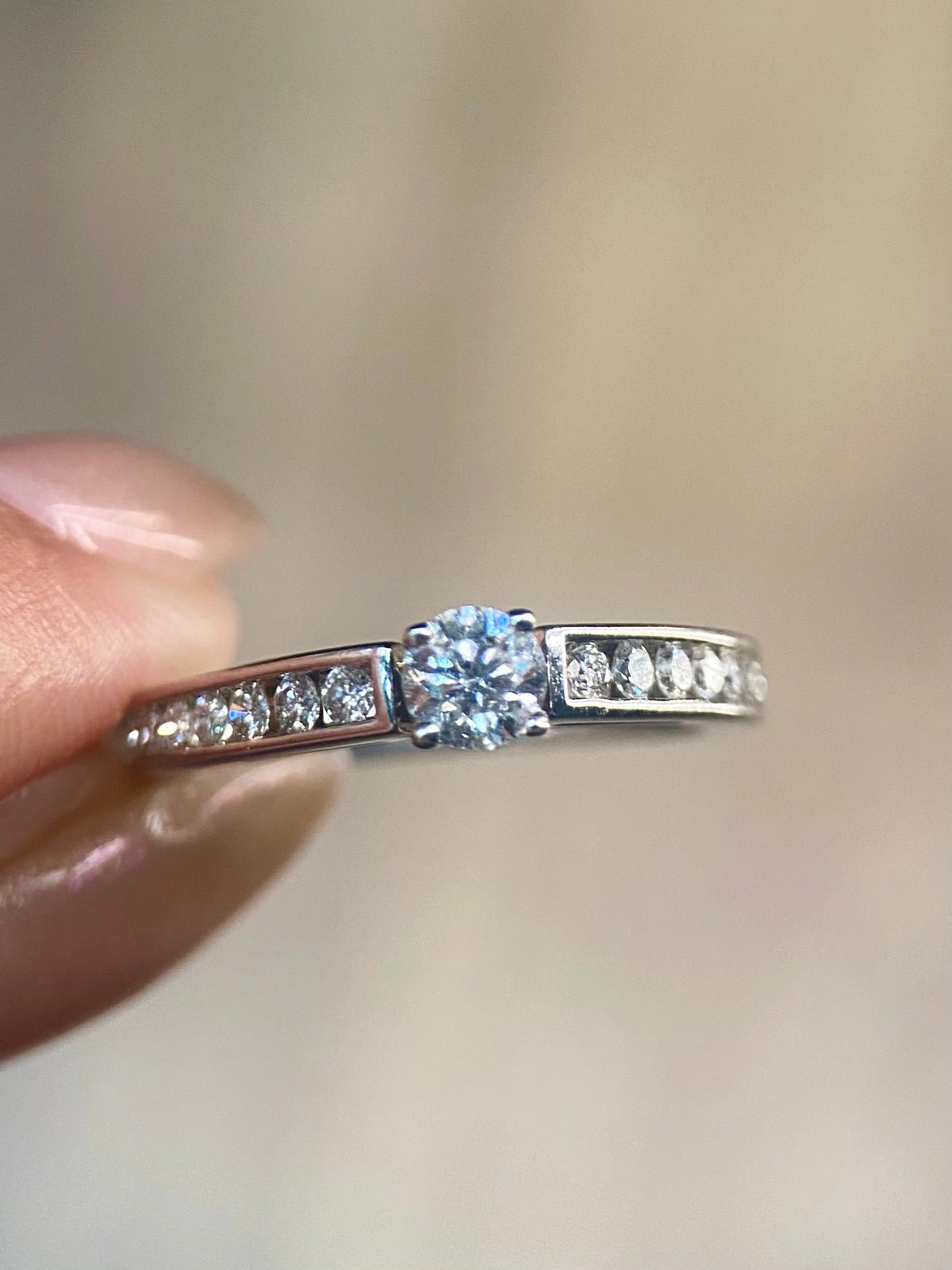 Oro Blanco 14k Redondo 0.40ct Central + 0.26 Laterales de Diamantes Naturales                            Anillo Compromiso OF1934