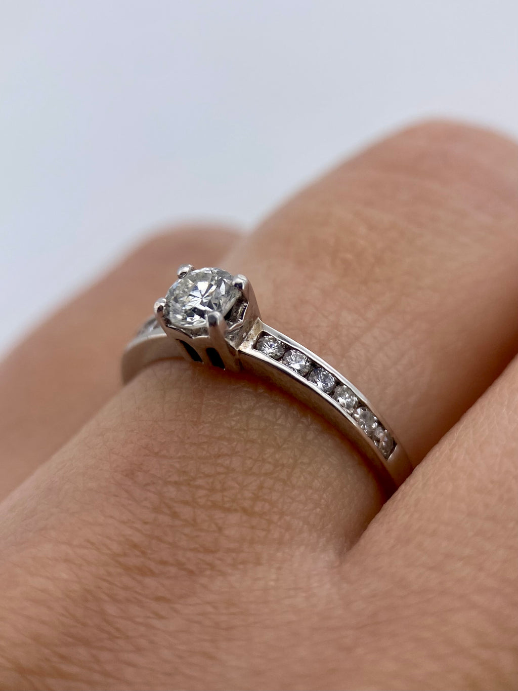 Oro Blanco 14k Redondo 0.26 Central + 0.12 Laterales de Diamantes Naturales                            Anillo Compromiso OF1935