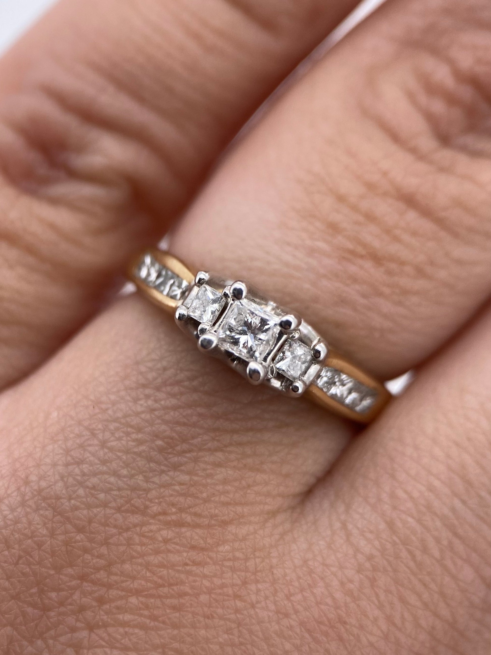 Oro Blanco 14k Princes 0.20ct + 0.35ct de Diamante Natural.                                                  Anillo Compromiso OF1713