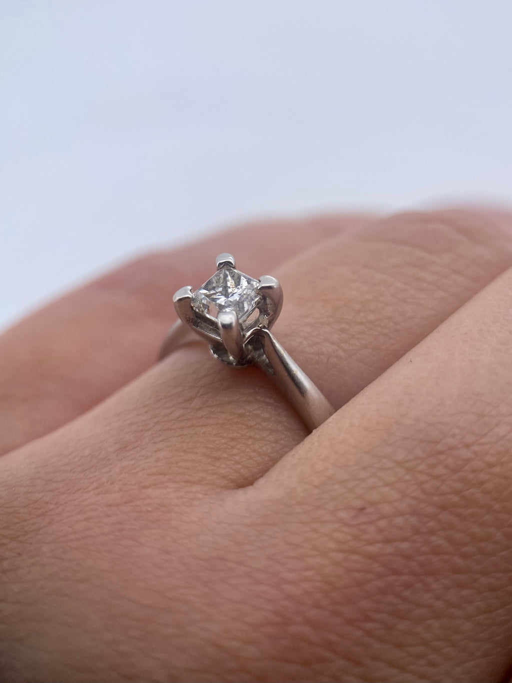 Oro Blanco 14k Princess 0.57ct de Diamantes Naturales                            Anillo Compromiso OF1716