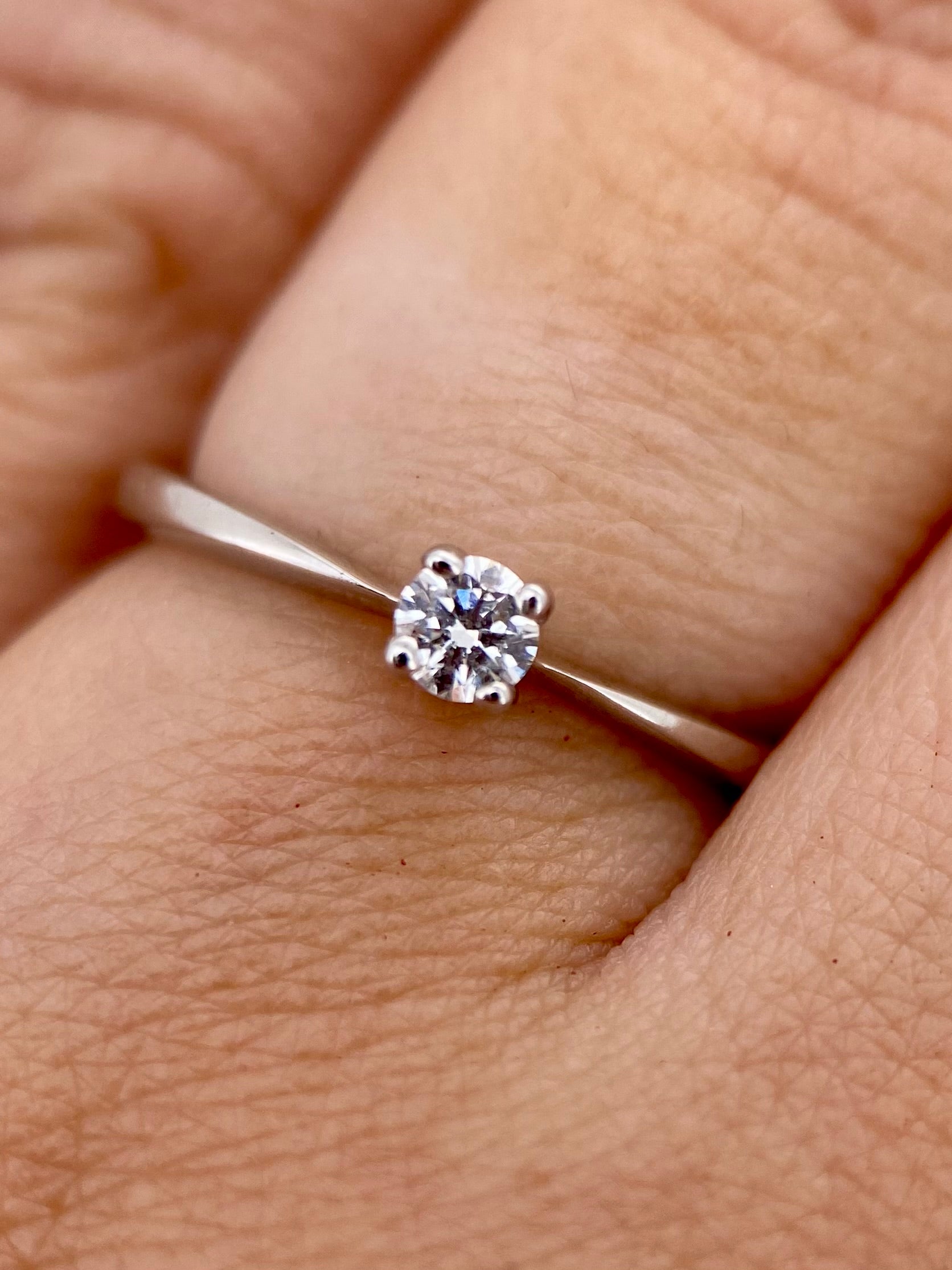 Oro Blanco 14k Redondo 0.13ct de Diamante Natural                                                  Anillo Compromiso OF2177