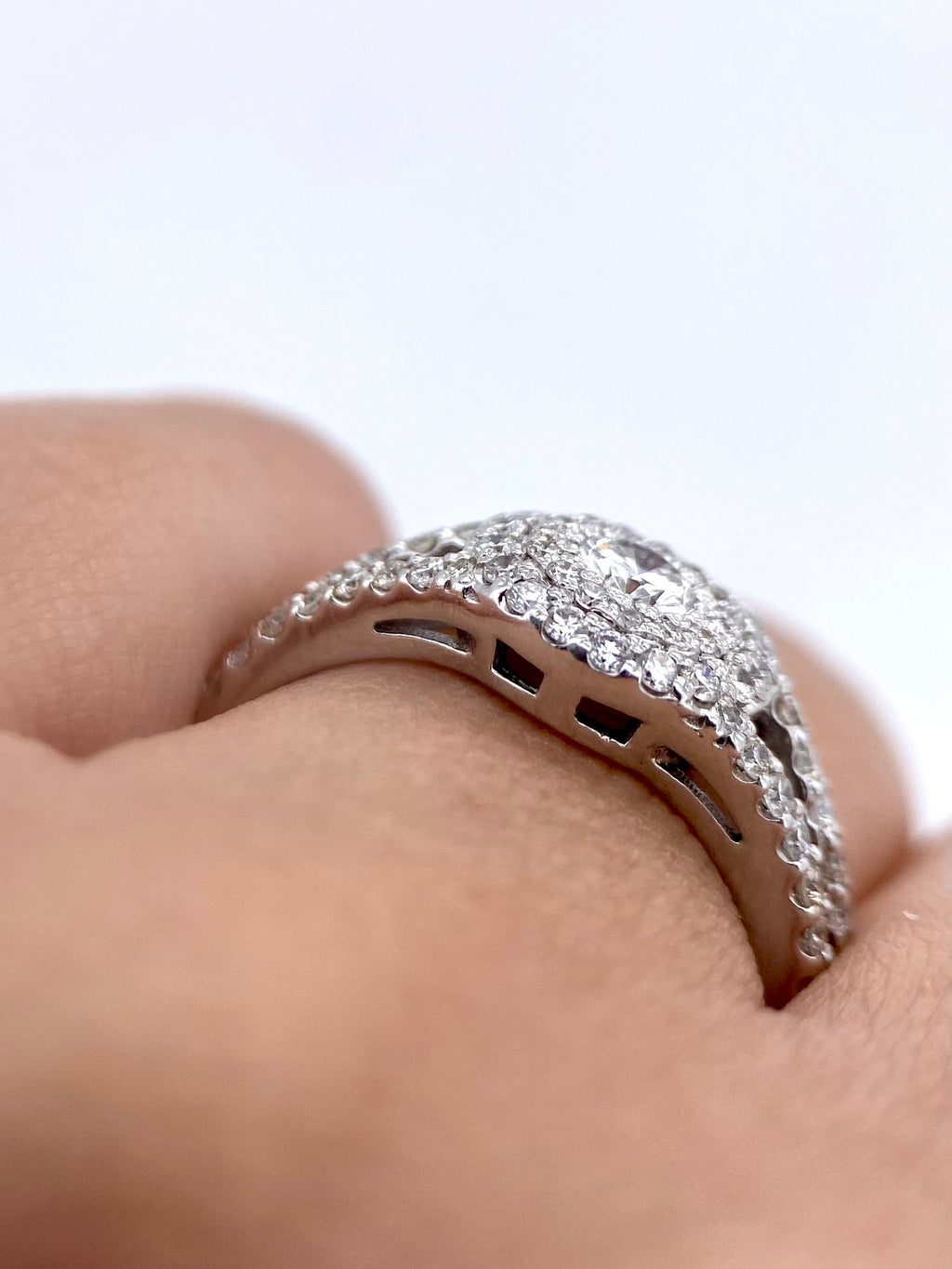 Oro Blanco 14k Redondo 0.28ct + 0.45ct Laterales con laterales de Diamantes Naturales                            Anillo Compromiso OF1899