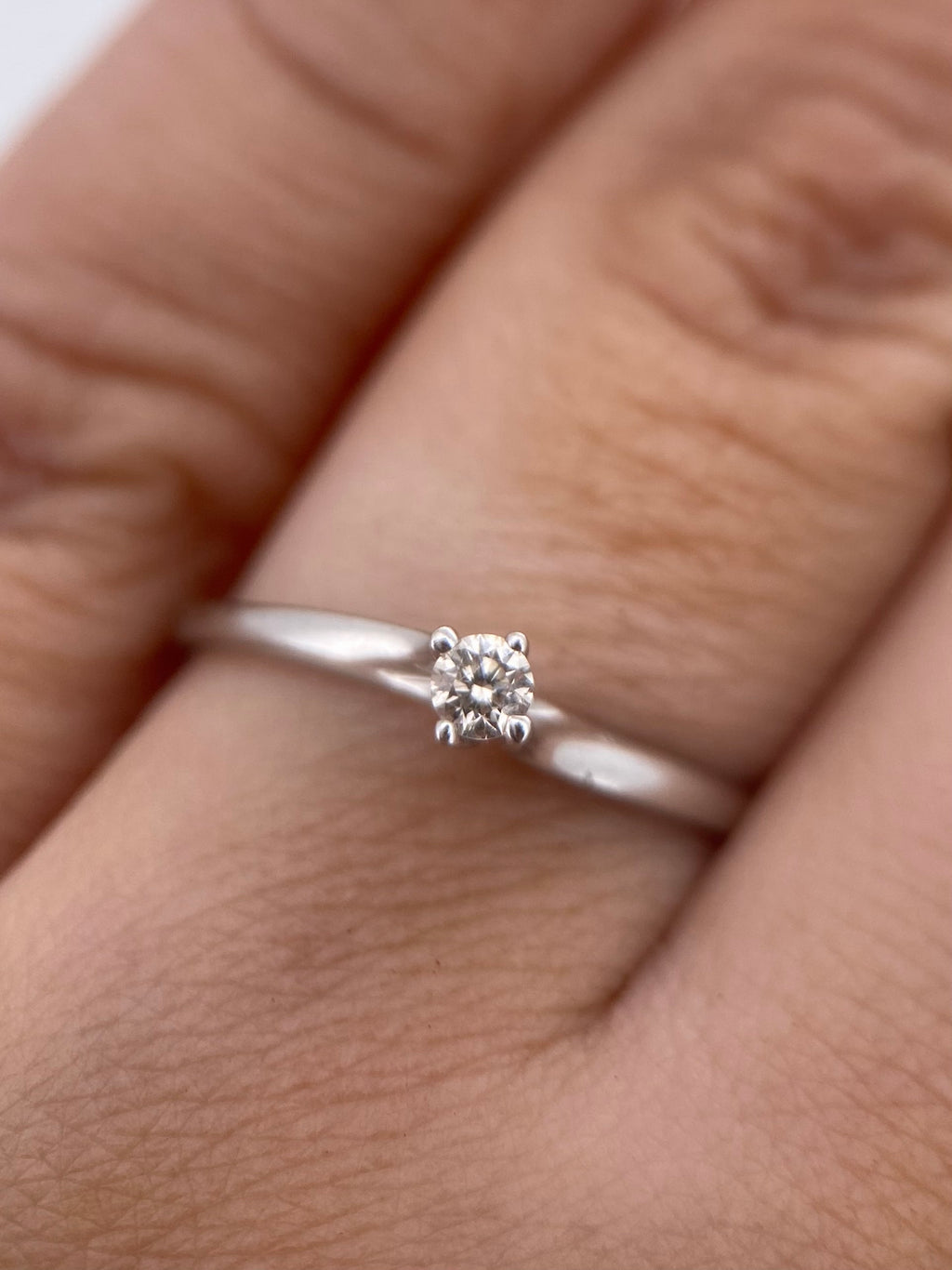 Oro Blanco 14k Redondo 0.10ct de Diamante Natural                                                  Anillo Compromiso OF1953