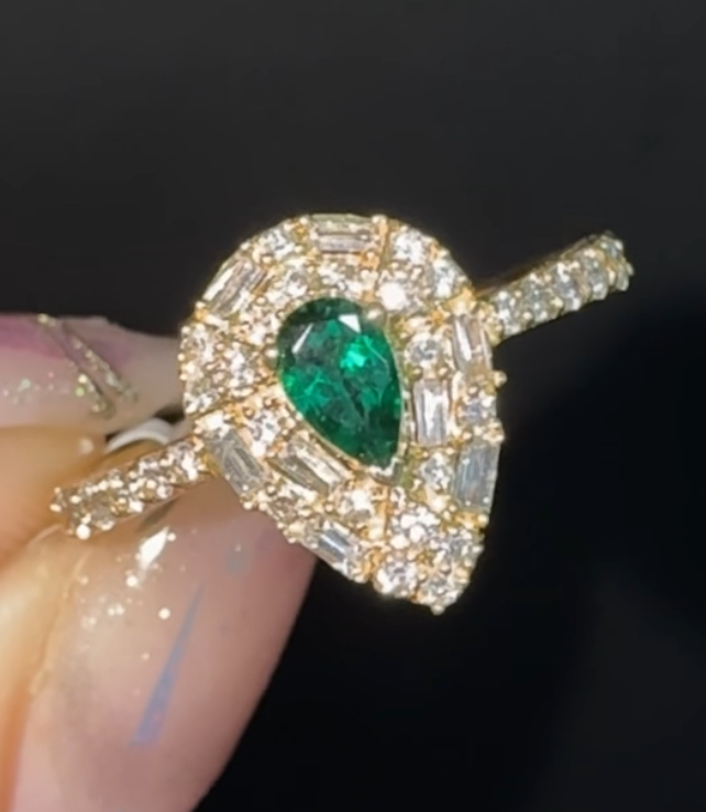 Oro Amarillo 14k Pera 0.35ct Central Esmeralda Tratada + 0.20ct Laterales de Diamantes Naturales                            Anillo OF2255