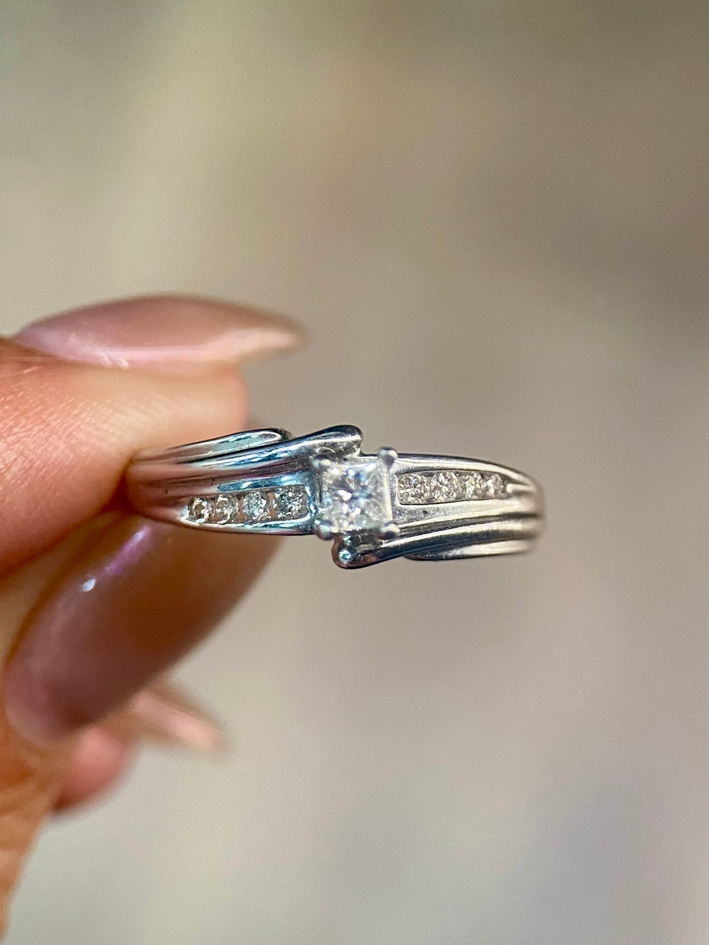 Oro Blanco 14k Princess 0.11ct Central + 0.14 Laterales de Diamantes Naturales                            Anillo Compromiso OF1670