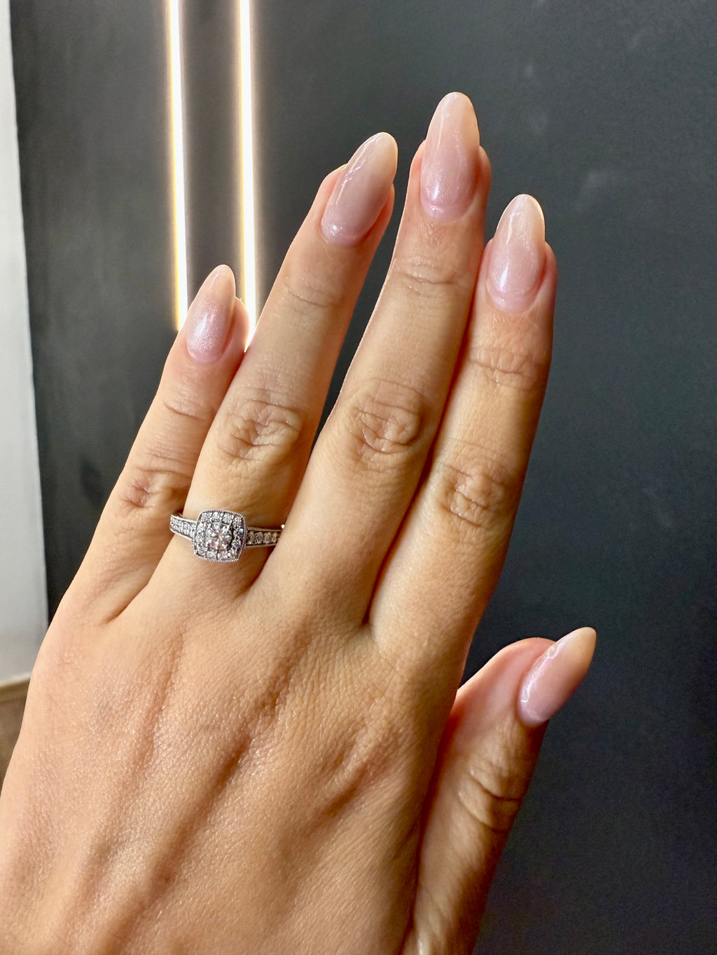 Oro Blanco 14k Princess 0.25ct Central + 0.25 Laterales de Diamantes Naturales                            Anillo Compromiso OF1593