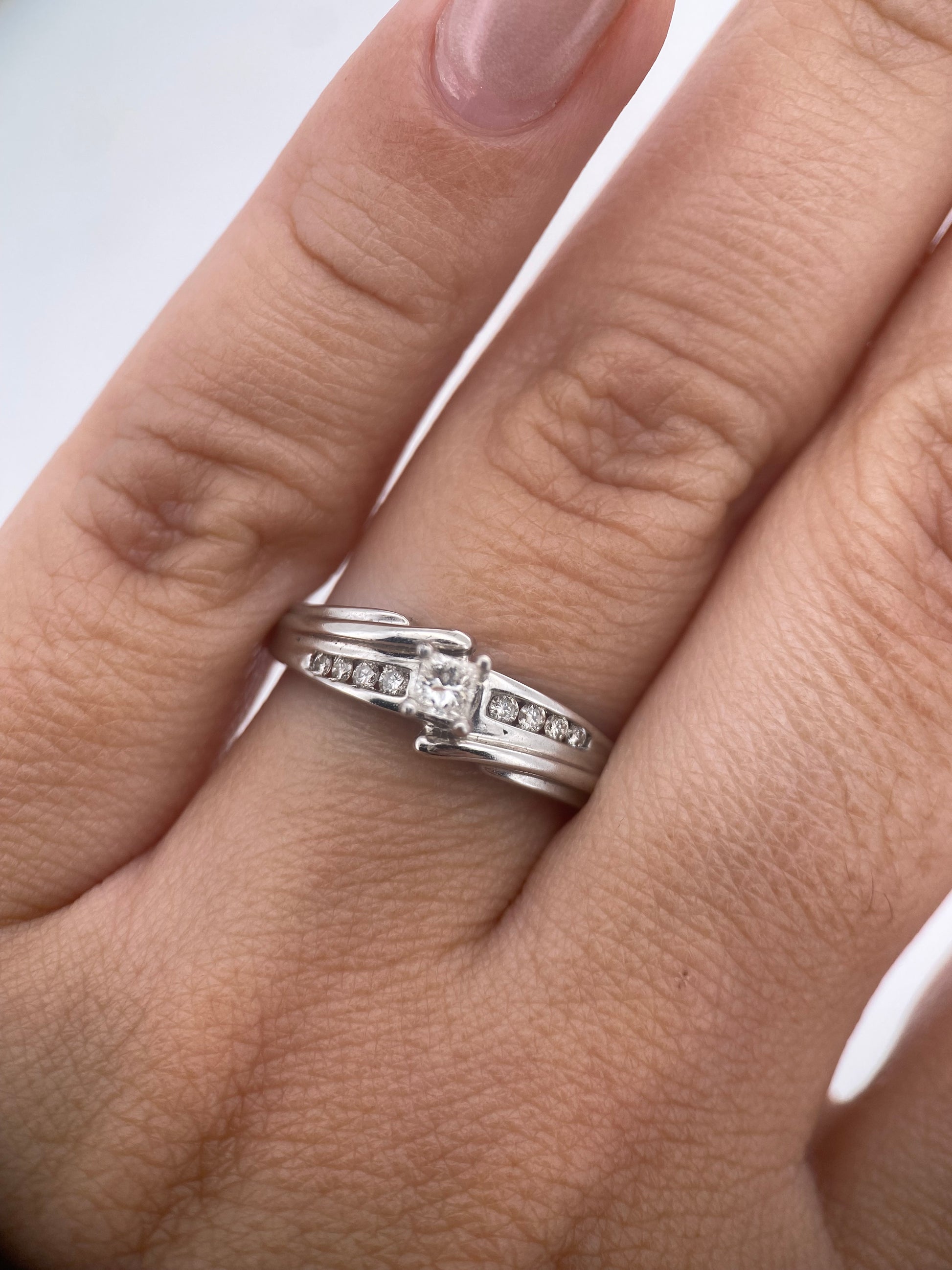 Oro Blanco 14k Princess 0.11ct Central + 0.14 Laterales de Diamantes Naturales                            Anillo Compromiso OF1670