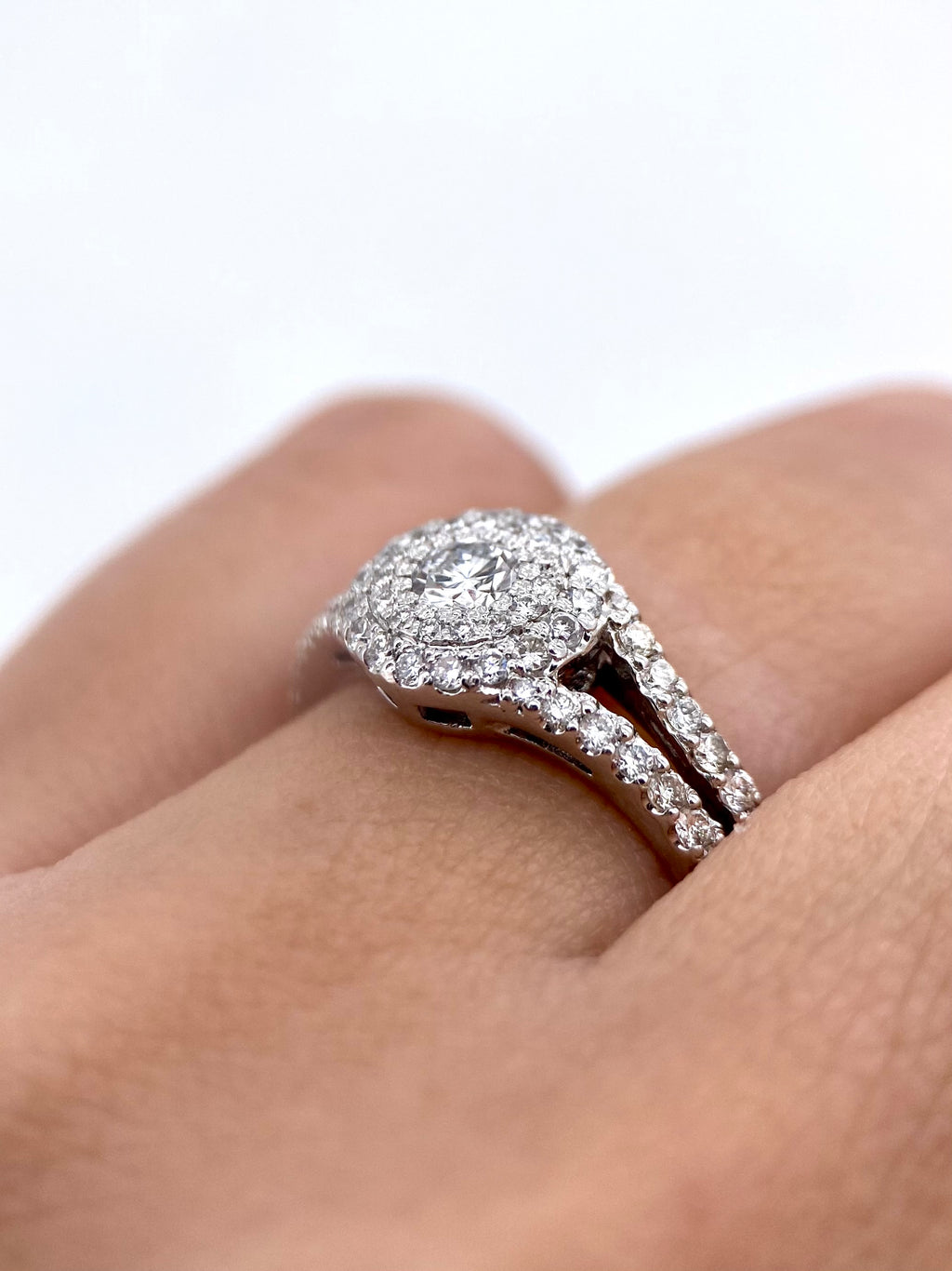 Oro Blanco 14k Redondo 0.28ct + 0.45ct Laterales con laterales de Diamantes Naturales                            Anillo Compromiso OF1899