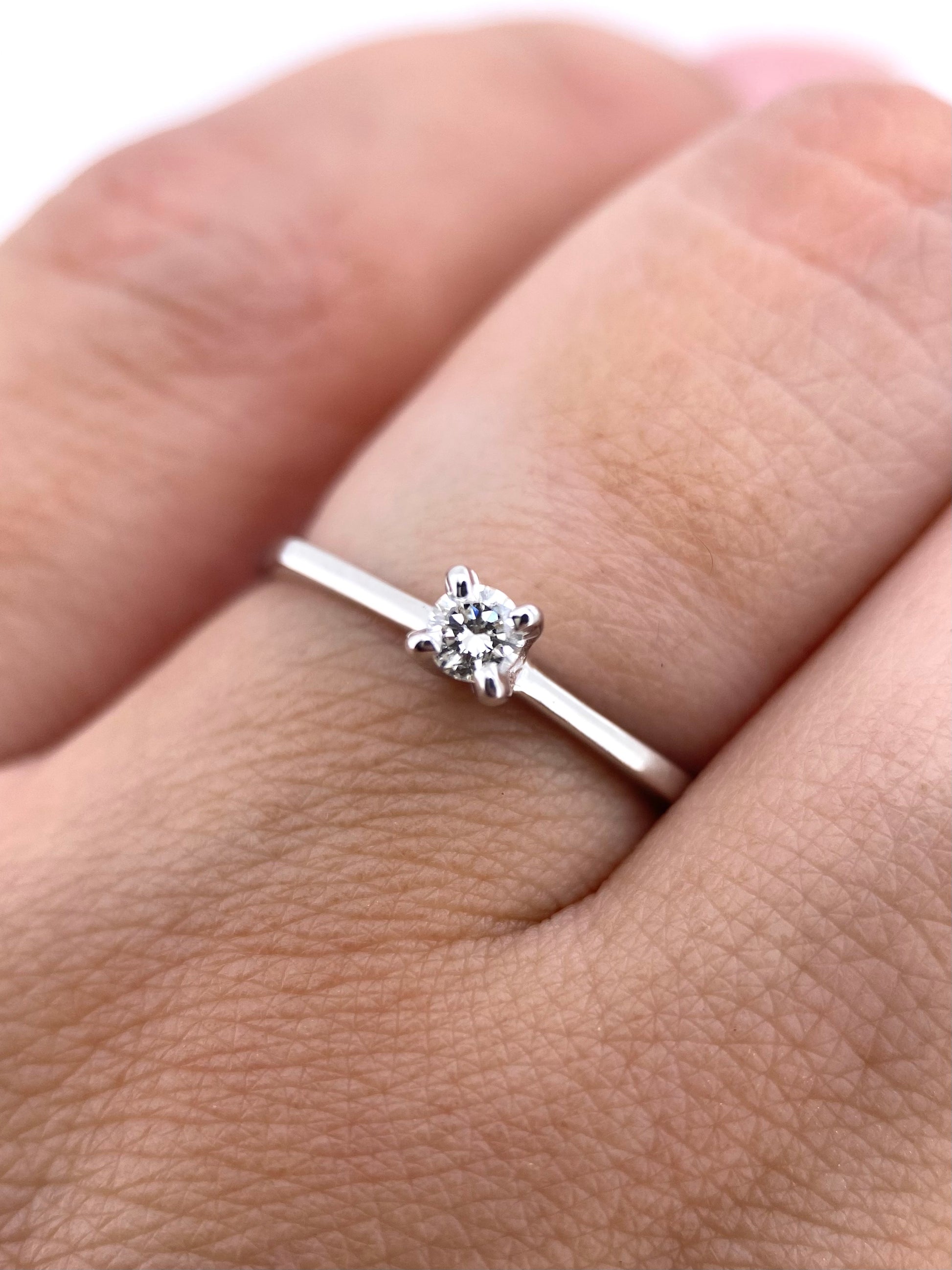 Oro Blanco 14k Redondo 0.10ct de Diamante Natural                                                  Anillo Compromiso OF2335