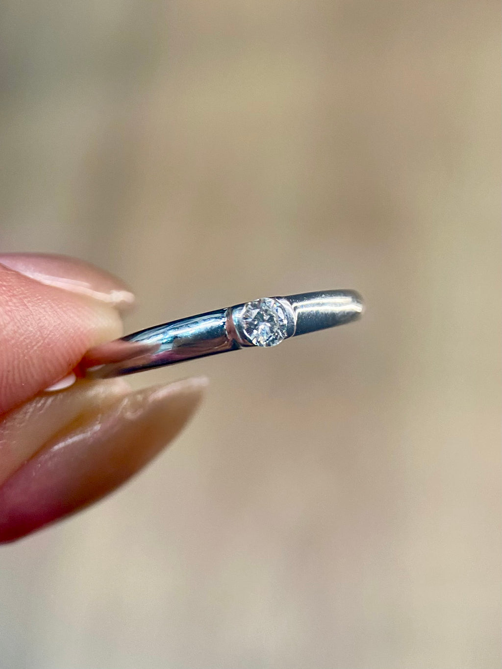 Oro Blanco 14k Redondo 0.14ct de Diamante Natural Biselado.                                                Anillo Compromiso OF1729