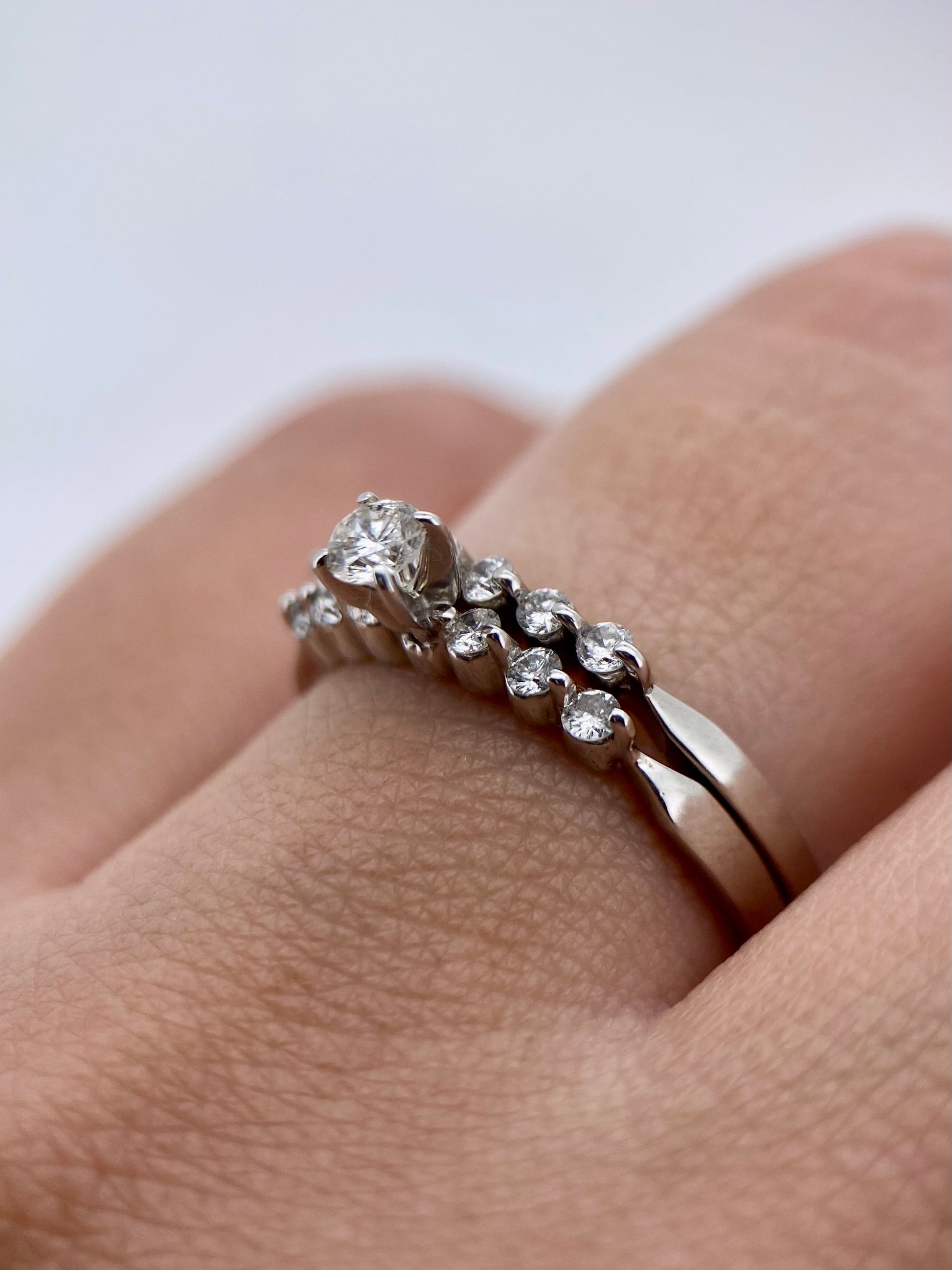 Oro Blanco 14k Redondo con Alianza 0.15ct + 0.13ct de Diamantes Naturales                            Anillo Compromiso OF1589