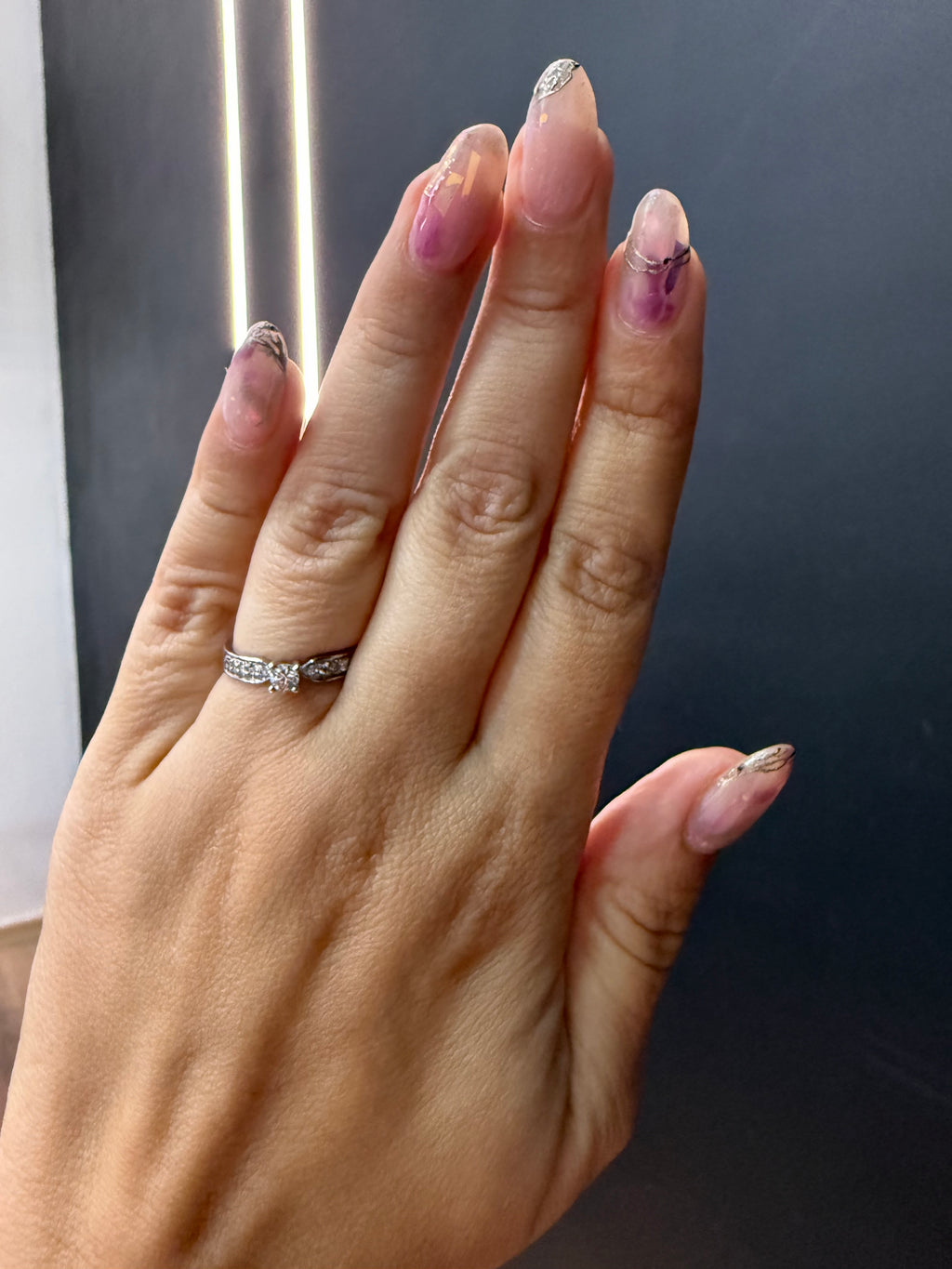 Oro Blanco 14k Redondo 0.12 Central + 0.10 Laterales de Diamantes Naturales                            Anillo Compromiso OF1710