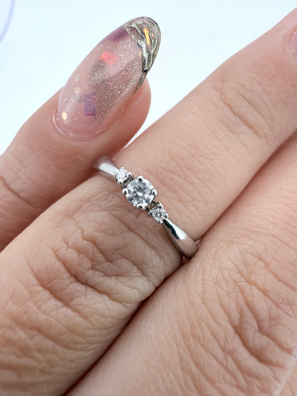 Oro Blanco 14k Redondo 0.09ct + 0.02ct de Diamante Natural.                                                  Anillo Compromiso OF1570