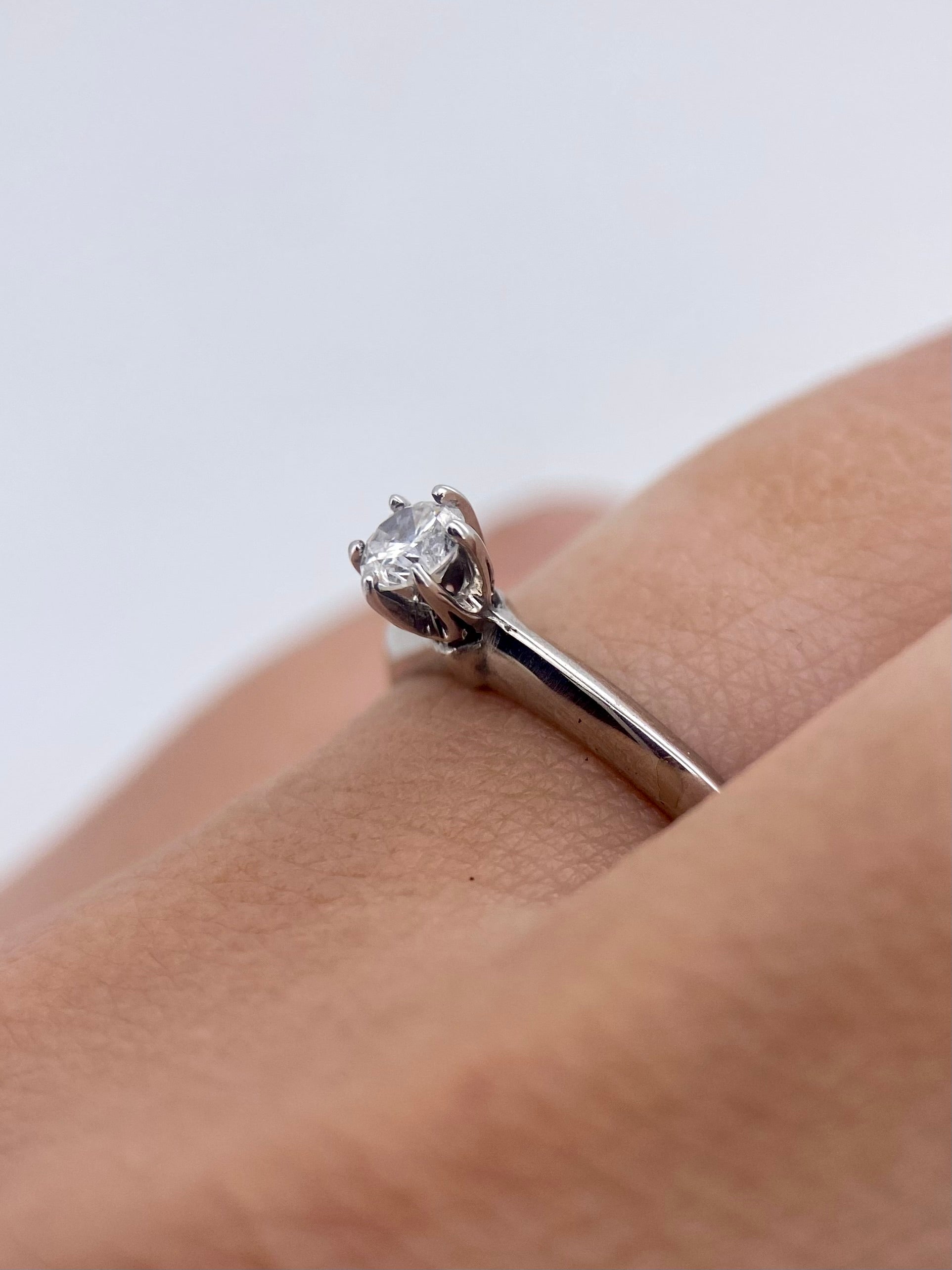 Oro Blanco 14k Redondo 0.15ct de Diamante Natural.                                                  Anillo Compromiso OF2237