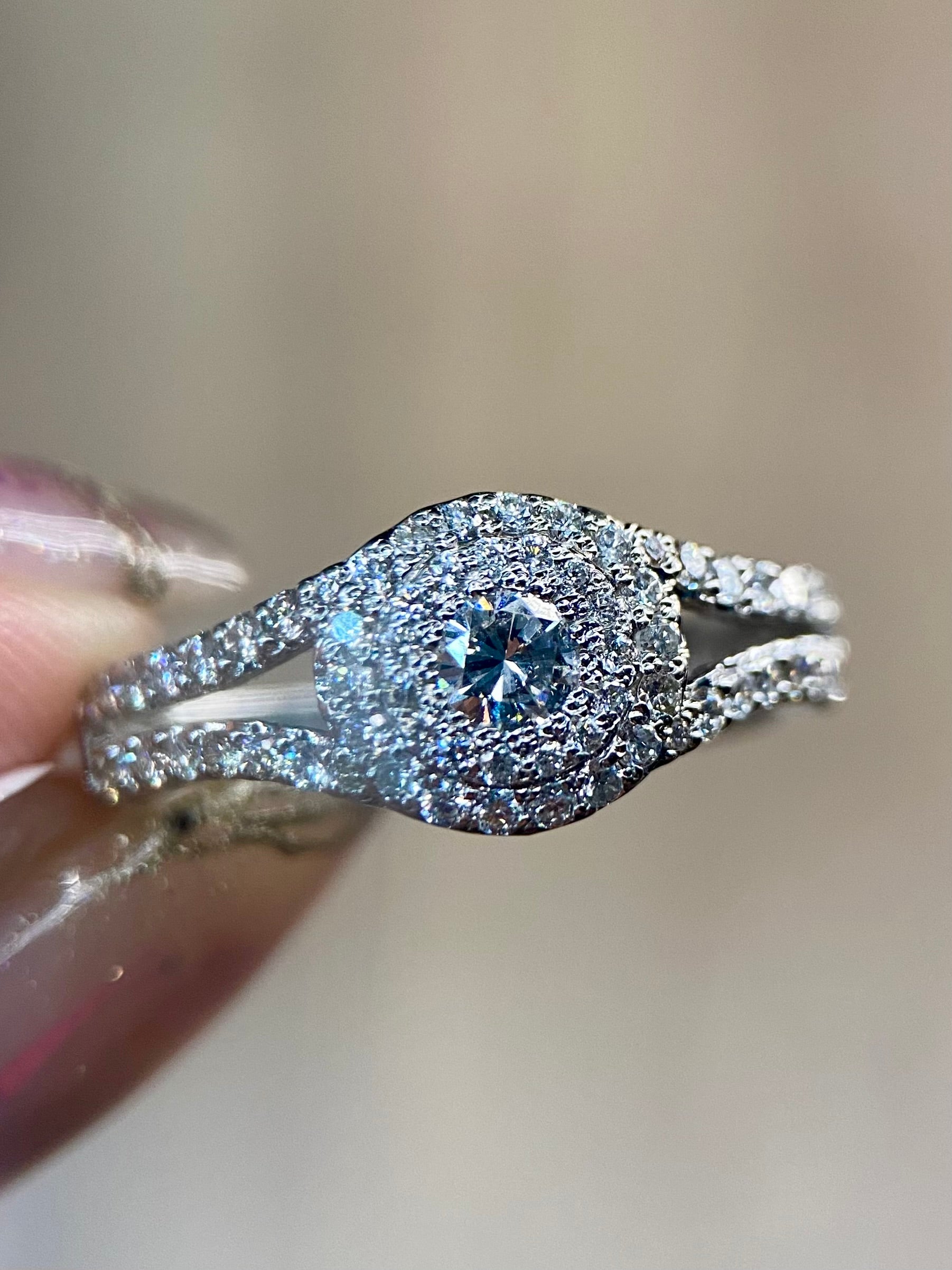 Oro Blanco 14k Redondo 0.28ct + 0.45ct Laterales con laterales de Diamantes Naturales                            Anillo Compromiso OF1899