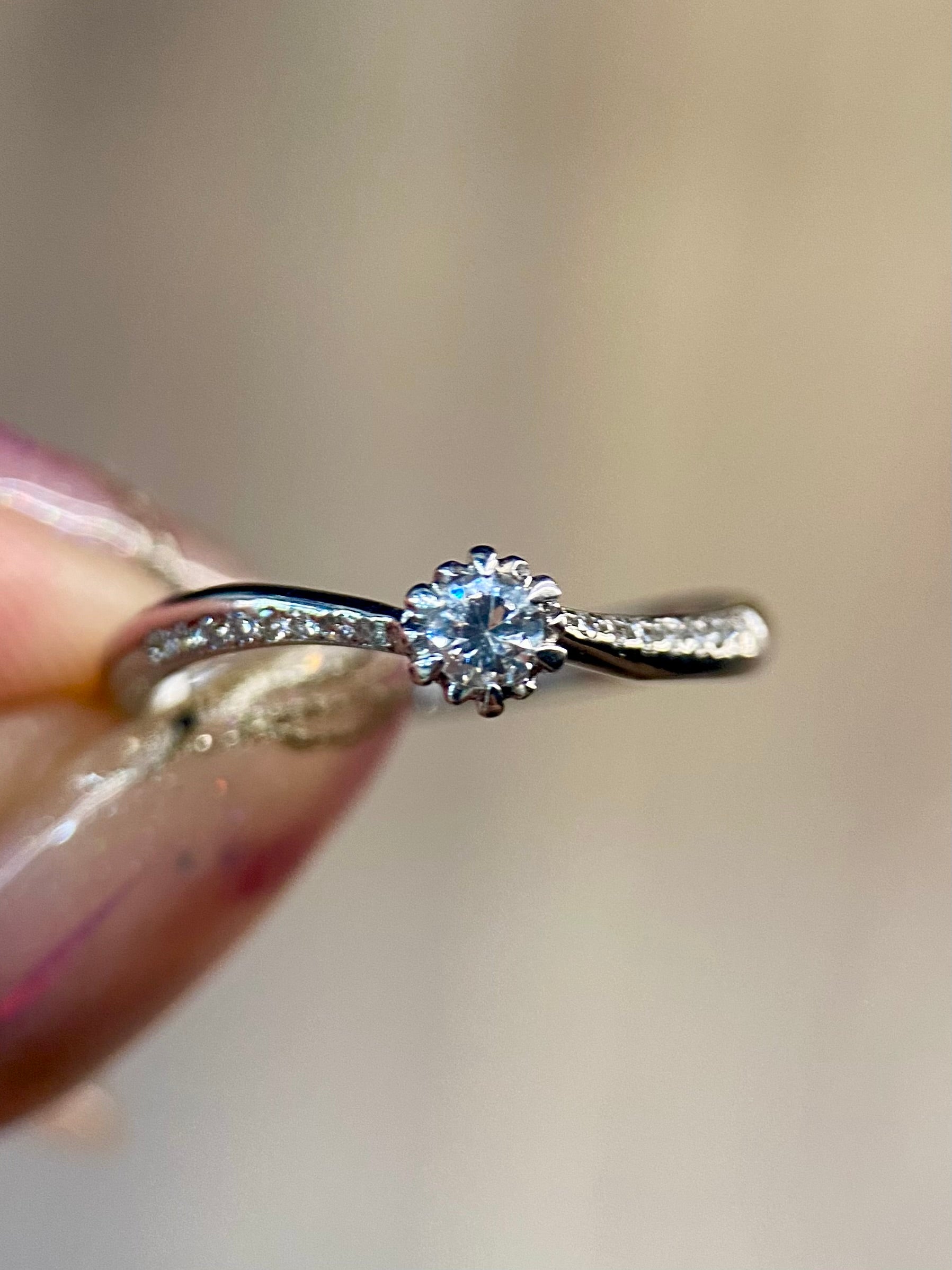 Oro Blanco 14k Redondo 0.16 con laterales de Diamantes Naturales                            Anillo Compromiso OF2097