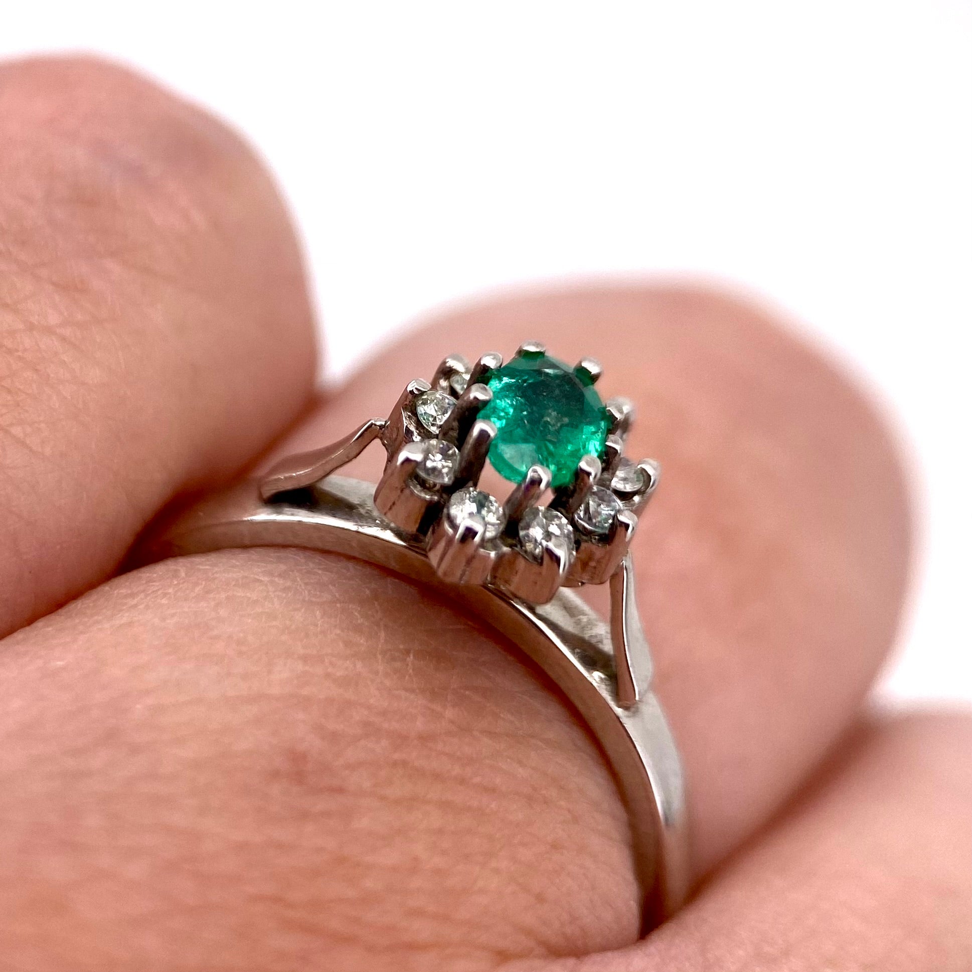 Oro Blanco 14k Oval 0.35ct Central Esmeralda Natural + 0.10ct Laterales de Diamantes Naturales                            Anillo OF2321