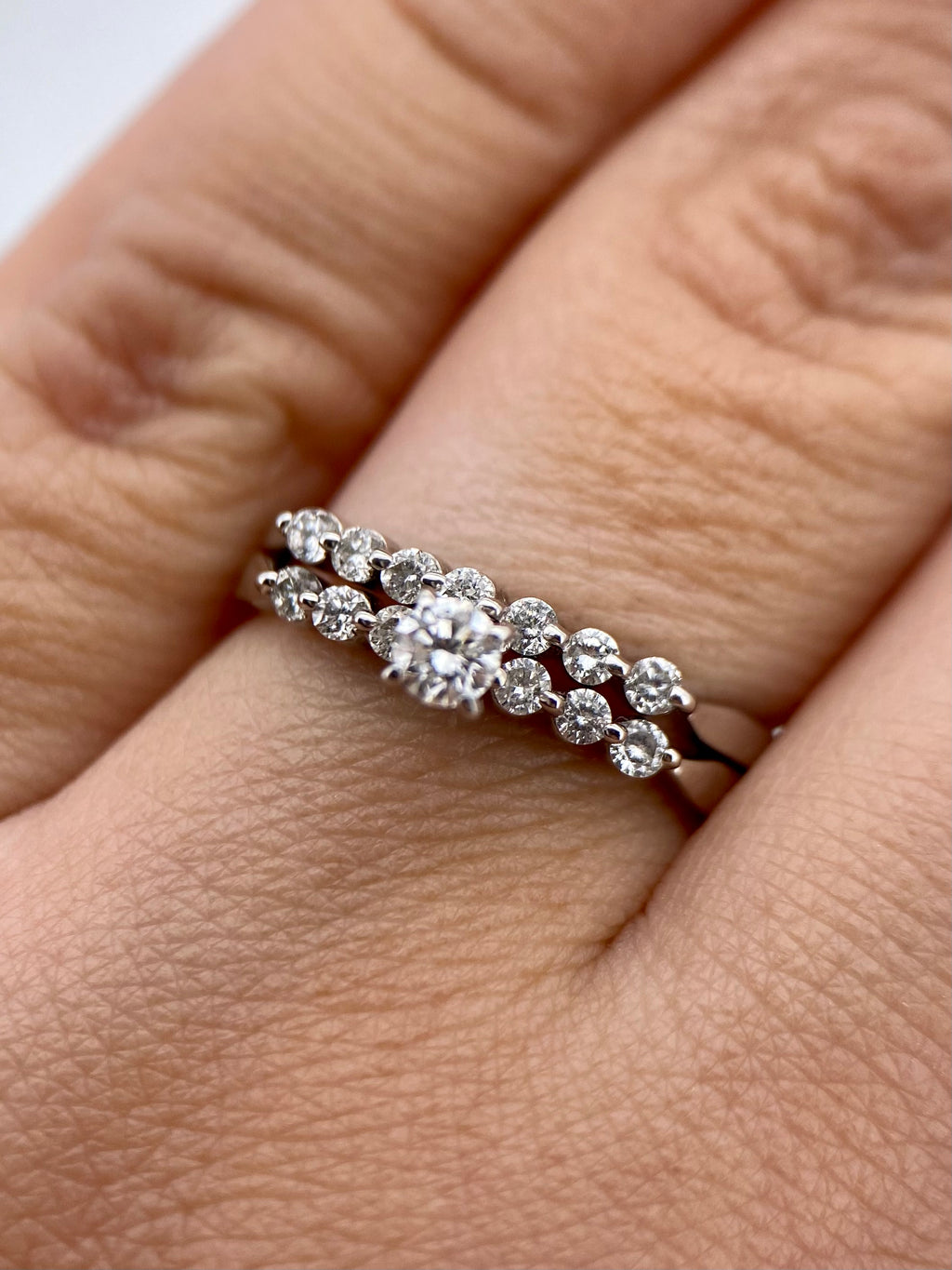 Oro Blanco 14k Redondo con Alianza 0.15ct + 0.13ct de Diamantes Naturales                            Anillo Compromiso OF1589