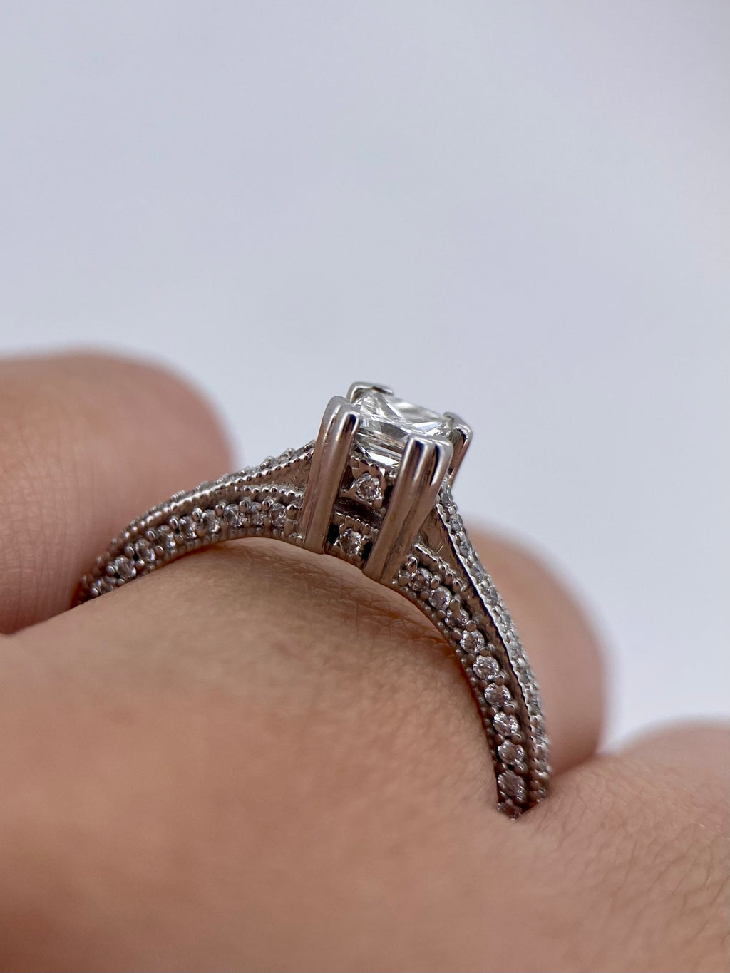 Oro Blanco 14k Princess 0.30ct + 0.35ct Laterales de Diamantes Naturales                            Anillo Compromiso OF2189