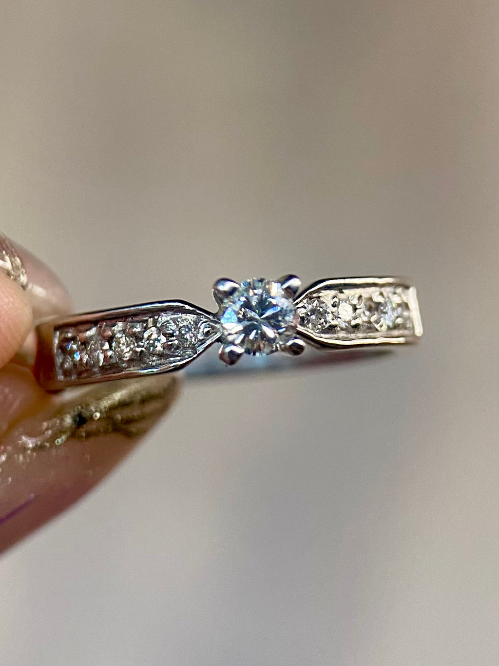 Oro Blanco 14k Redondo 0.12 Central + 0.10 Laterales de Diamantes Naturales                            Anillo Compromiso OF1710