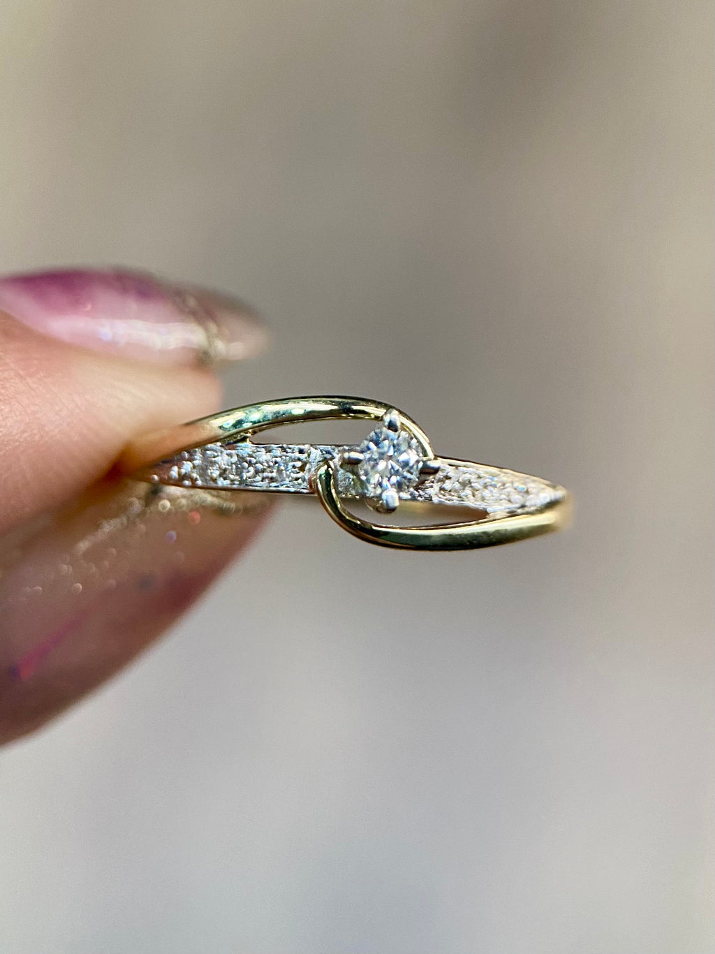 Oro Amarillo 14k Redondo 0.08ct + 0.05 de Diamante Natural                              Anillo Compromiso OF2265