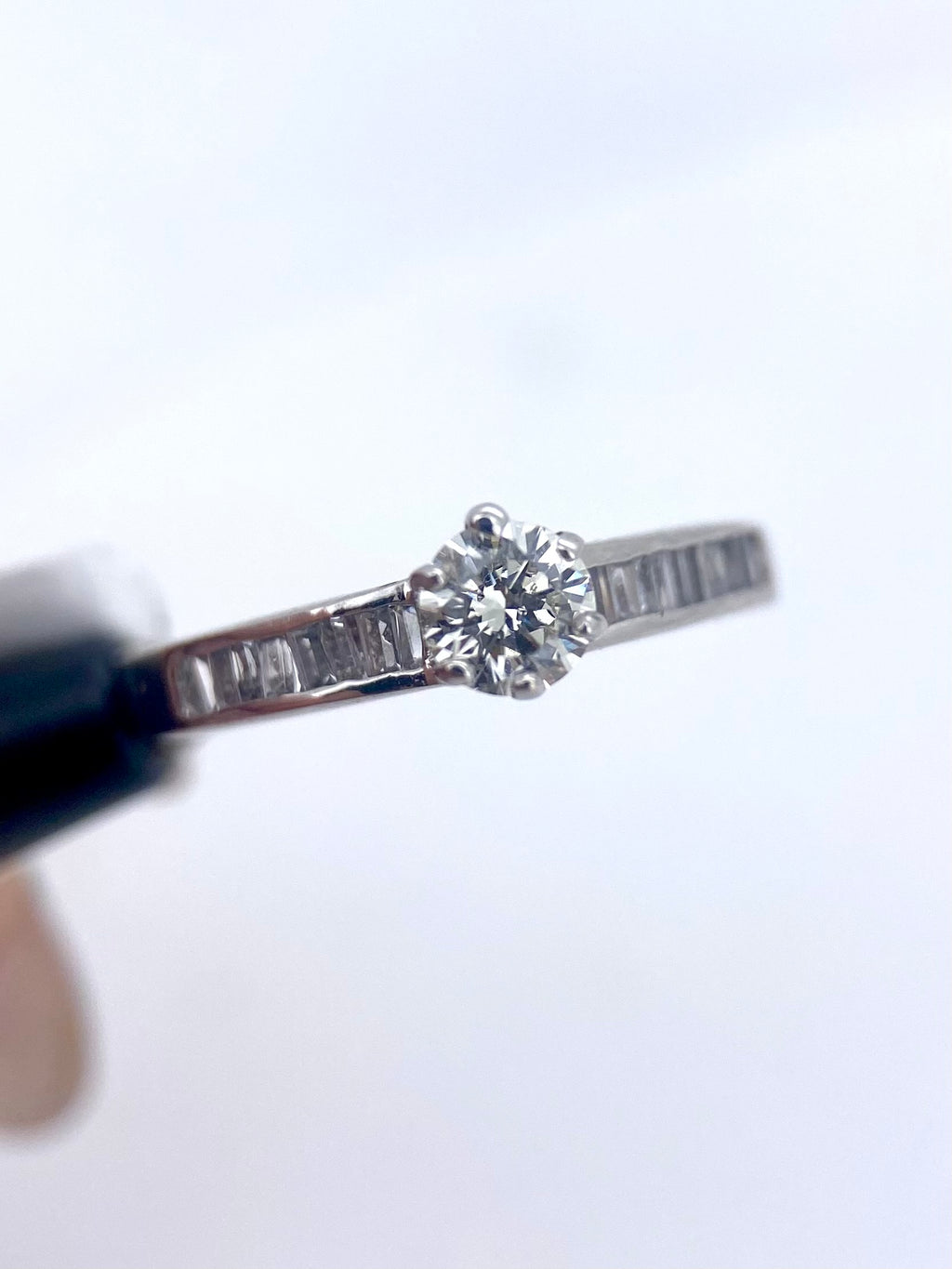 Oro Blanco 14k Redondo 0.32 Central + 0.15 Laterales de Diamantes Naturales                            Anillo Compromiso OF2117