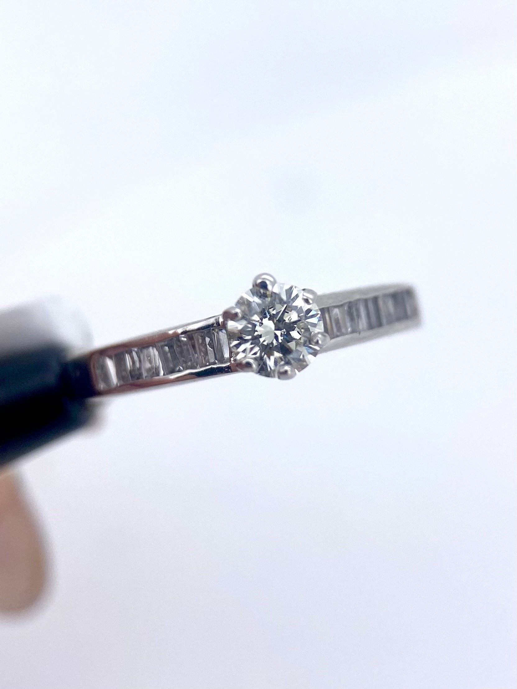 Oro Blanco 14k Redondo 0.32 Central + 0.15 Laterales de Diamantes Naturales                            Anillo Compromiso OF2117