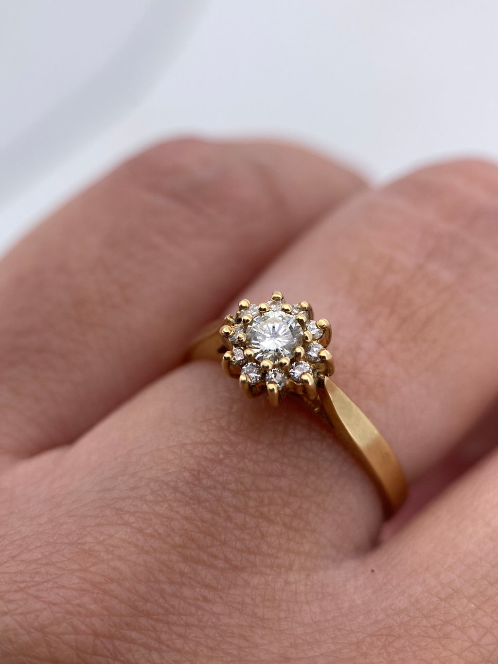 Oro Amarillo 14k Redondo 0.20ct Central + 0.12 Laterales                                   Anillo Compromiso OF1525