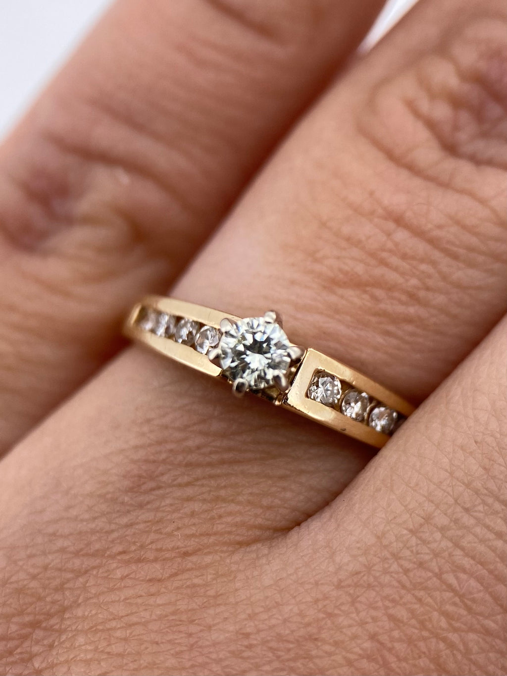 Oro Amarillo 14k Redondo 0.17 Central + 0.16 Laterales de Diamantes Naturales                            Anillo Compromiso OF2264