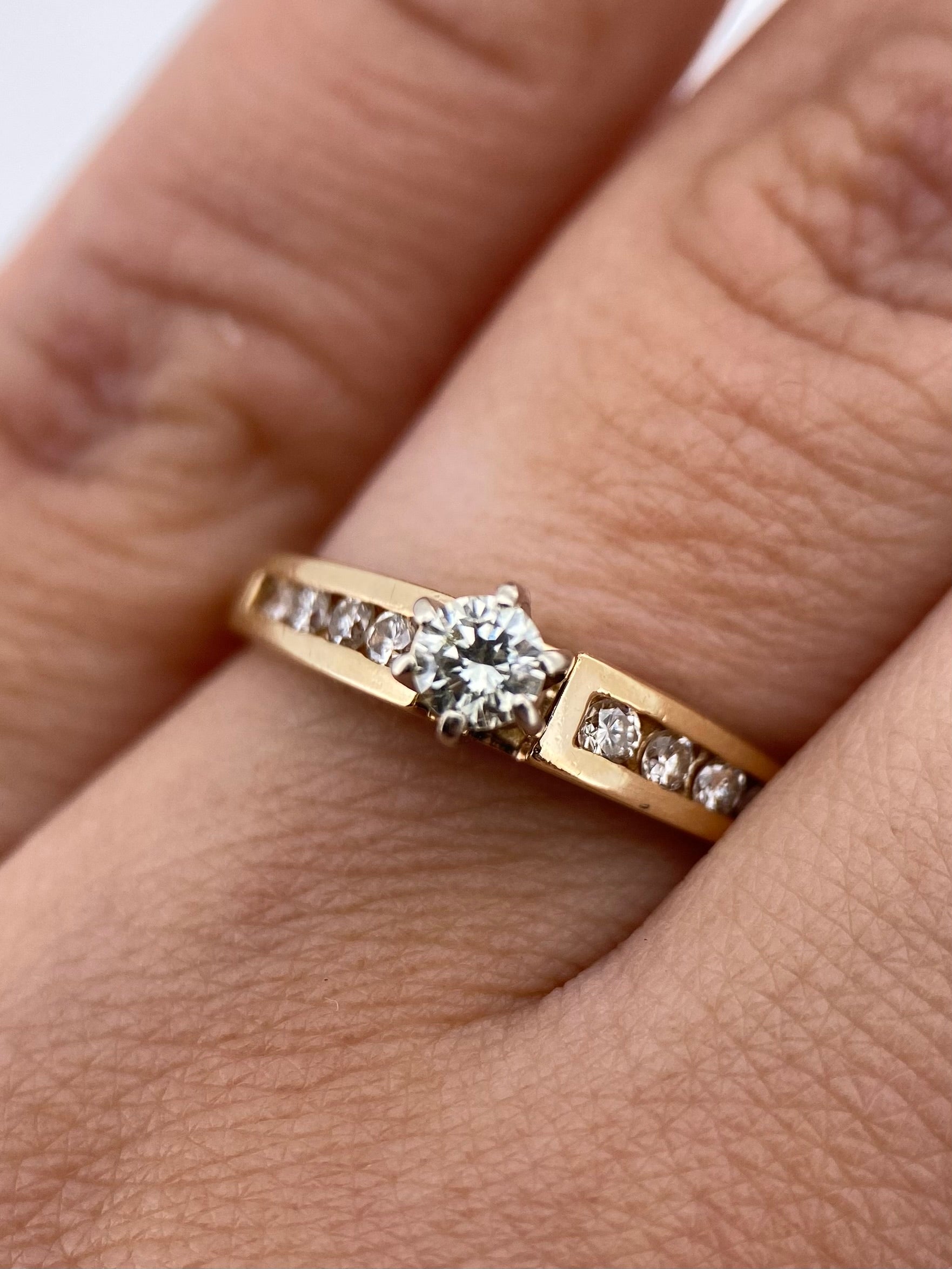 Oro Amarillo 14k Redondo 0.17 Central + 0.16 Laterales de Diamantes Naturales                            Anillo Compromiso OF2264