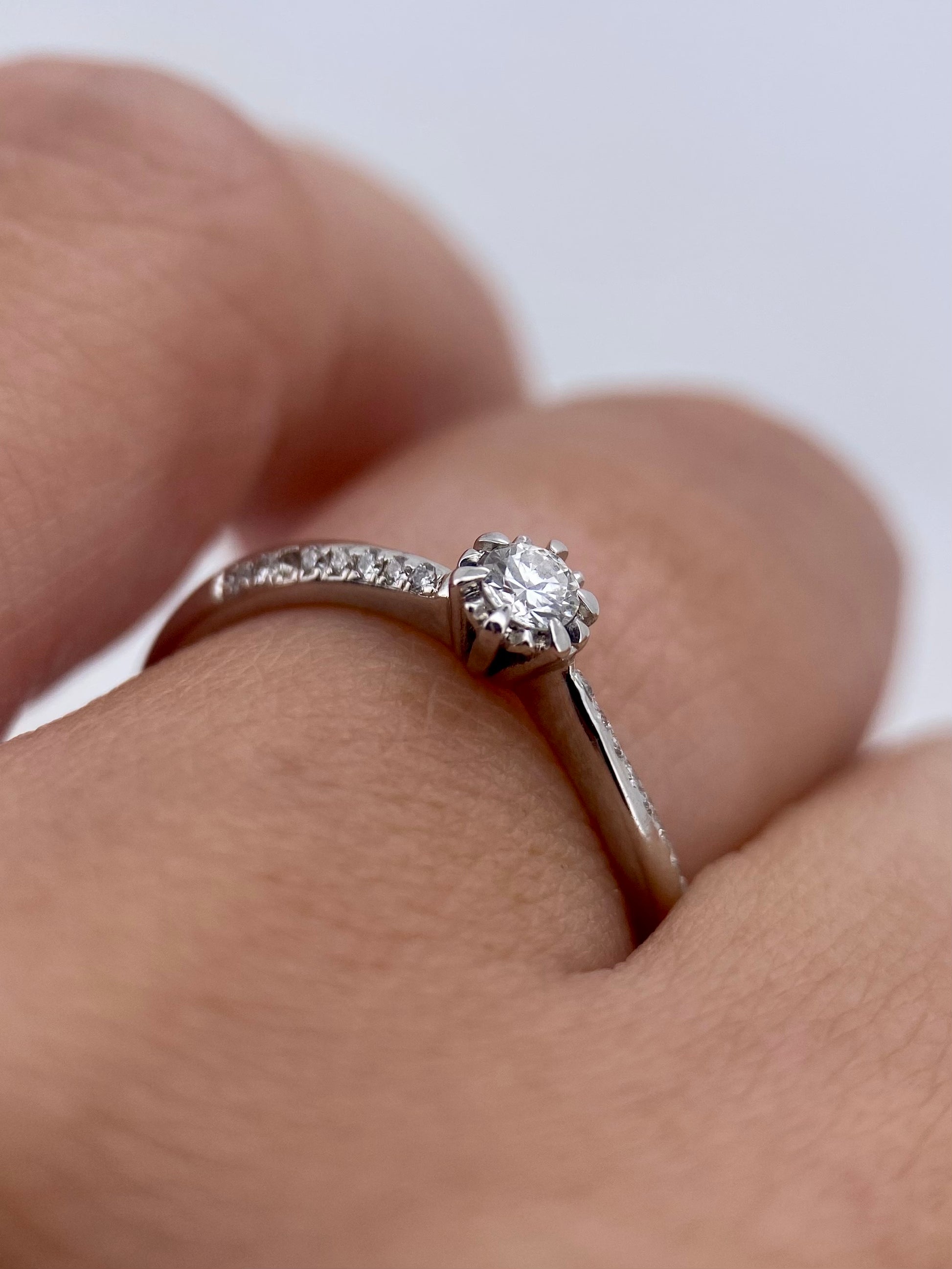 Oro Blanco 14k Redondo 0.16 con laterales de Diamantes Naturales                            Anillo Compromiso OF2097