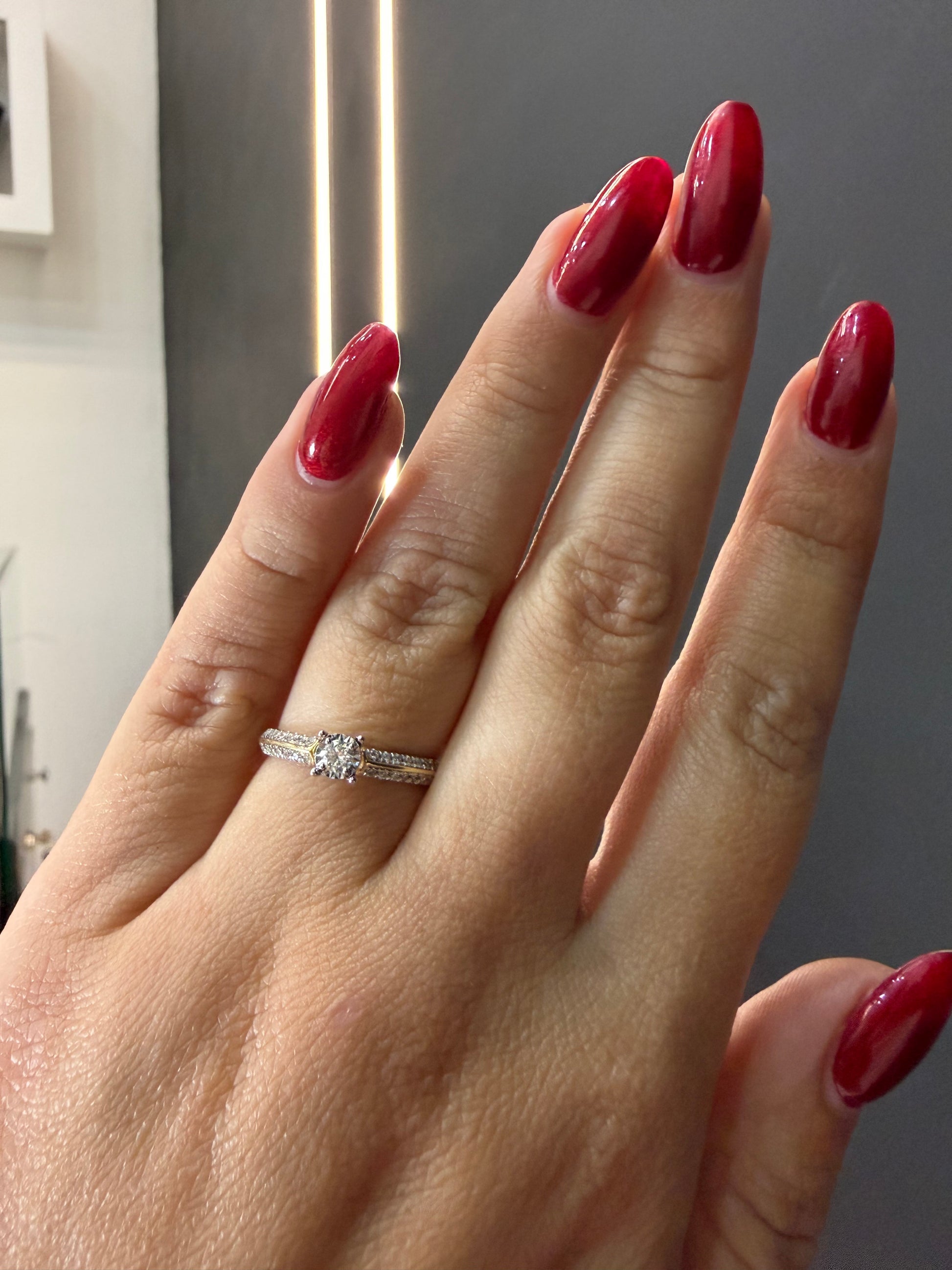 Oro Amarillo 14k Redondo 0.09 Central + 0.22 Laterales de Diamantes Naturales                            Anillo Compromiso OF1770