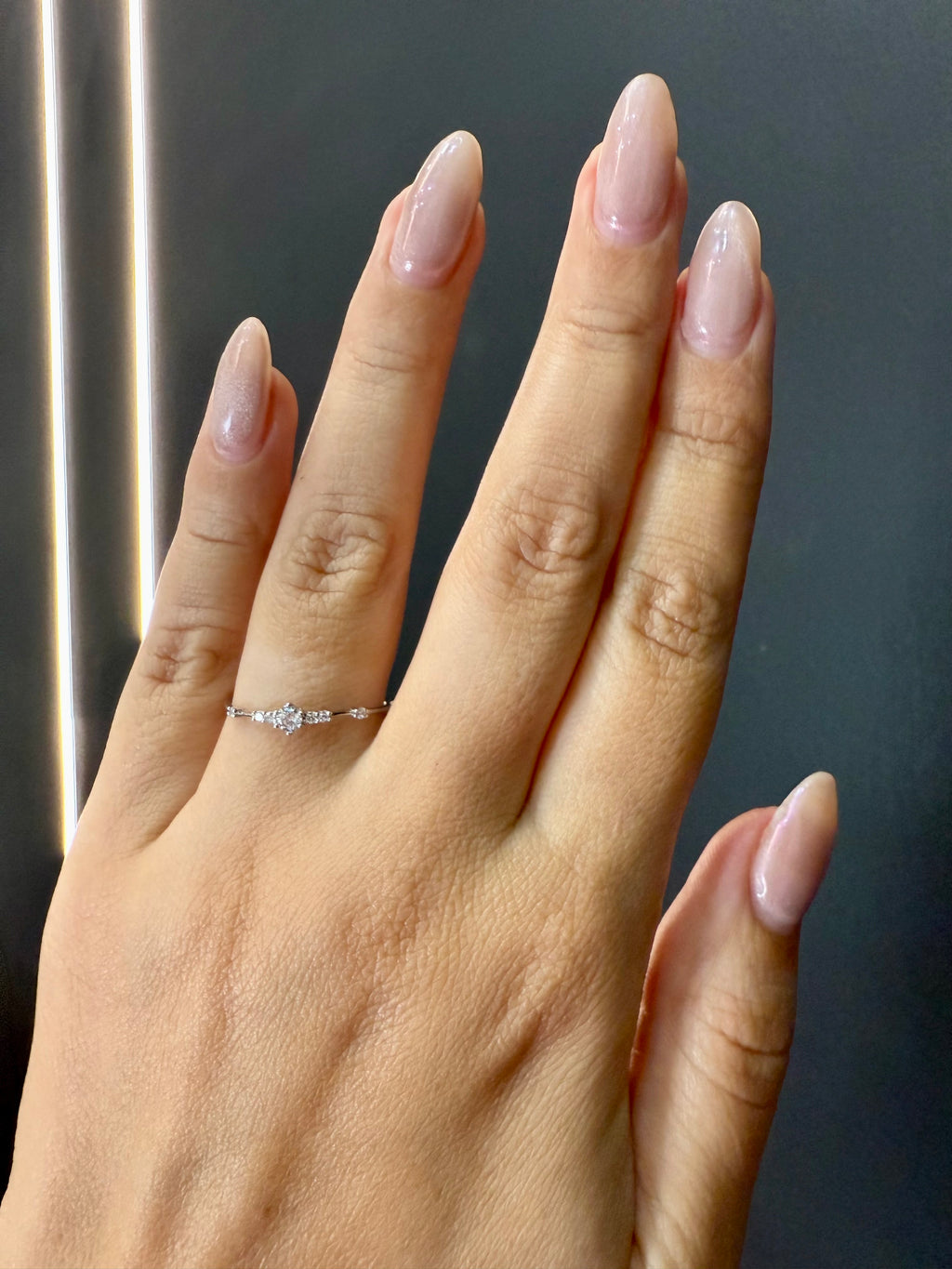 Oro Blanco 14k Redondo 0.10ct de Diamante Natural.                                                  Anillo Compromiso OF2243