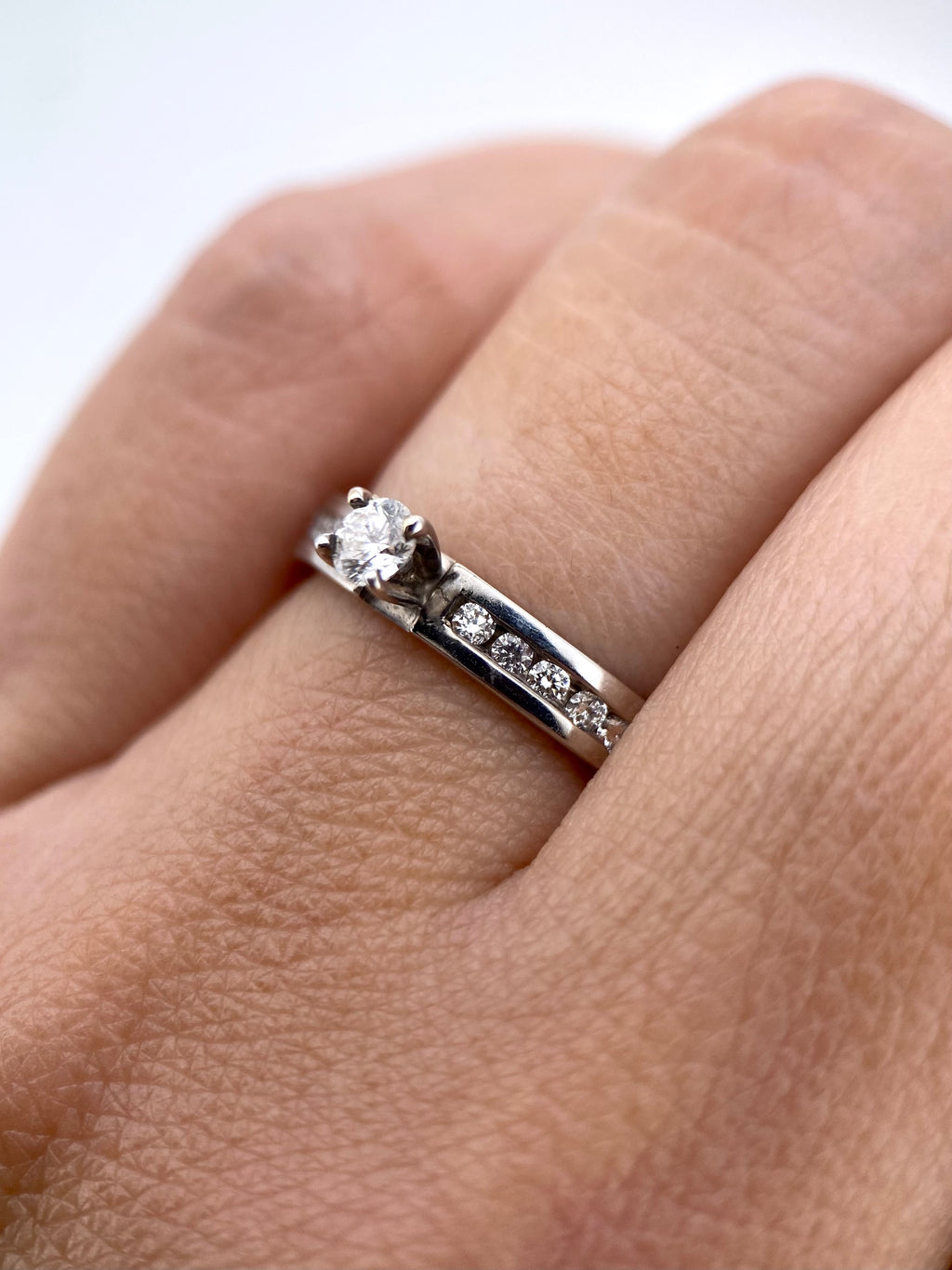 Oro Blanco 14k Redondo 0.16 Central + 0.13 Laterales de Diamantes Naturales                            Anillo Compromiso OF1768