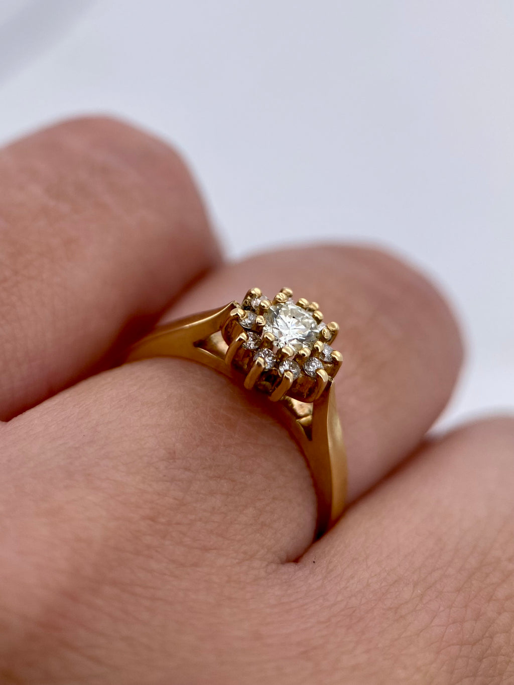 Oro Amarillo 14k Redondo 0.20ct Central + 0.12 Laterales                                   Anillo Compromiso OF1525