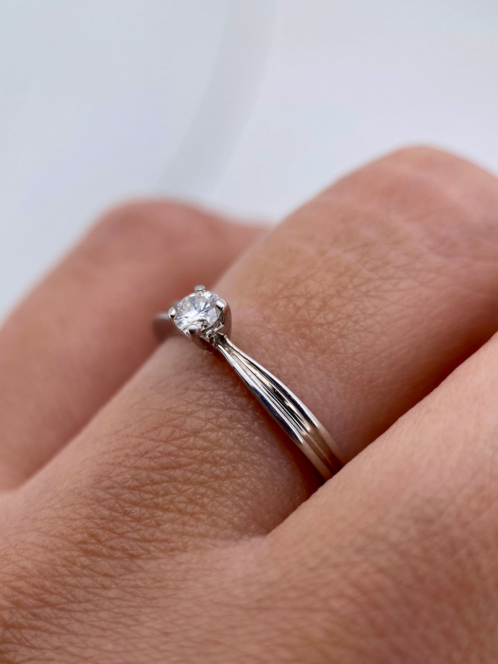 Oro Blanco 14k Redondo 0.13ct de Diamante Natural                                                  Anillo Compromiso OF1385