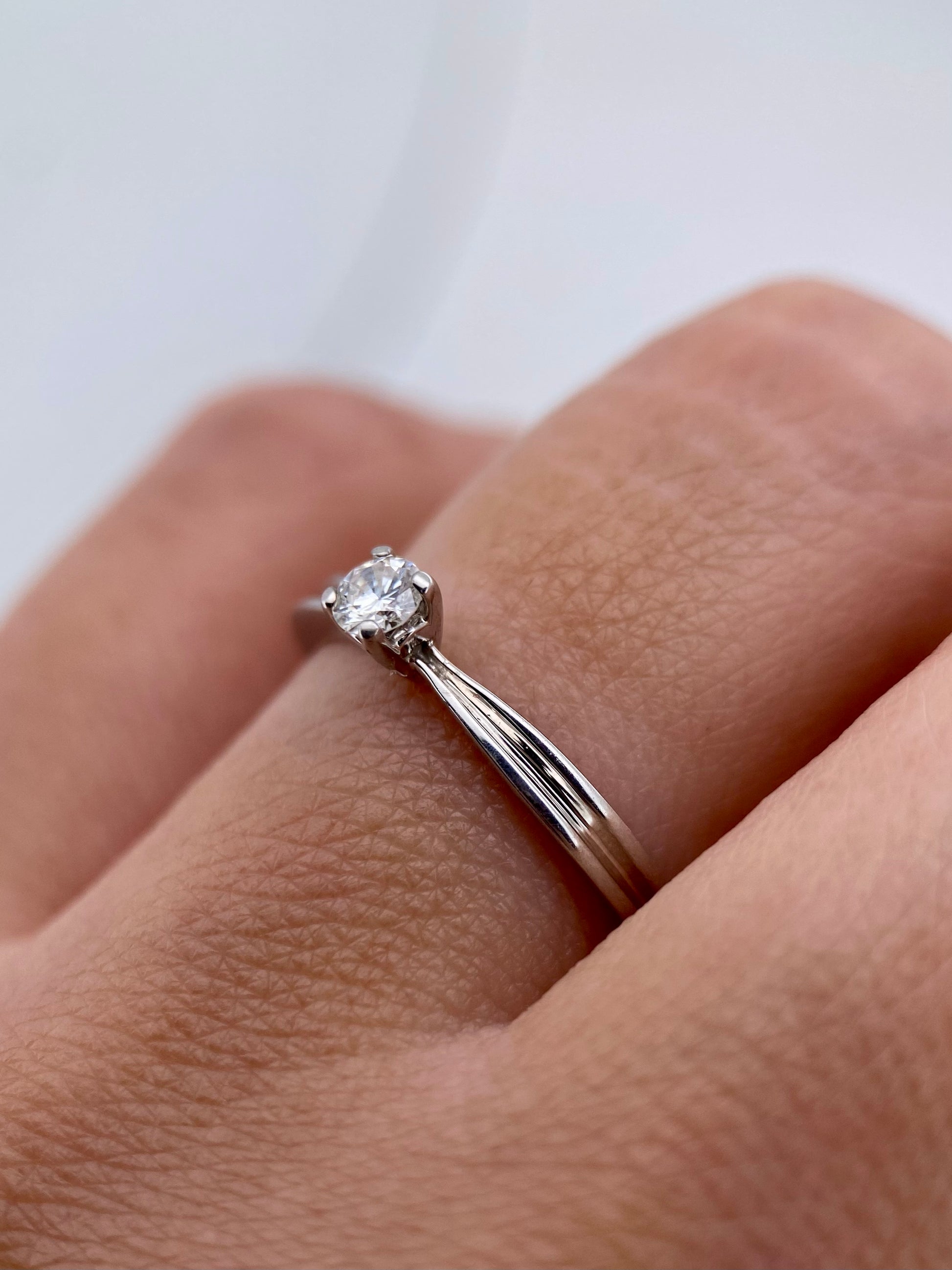 Oro Blanco 14k Redondo 0.13ct de Diamante Natural                                                  Anillo Compromiso OF1385