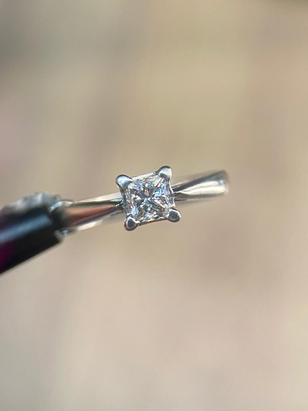 Oro Blanco 14k Princess 0.57ct de Diamantes Naturales                            Anillo Compromiso OF1716