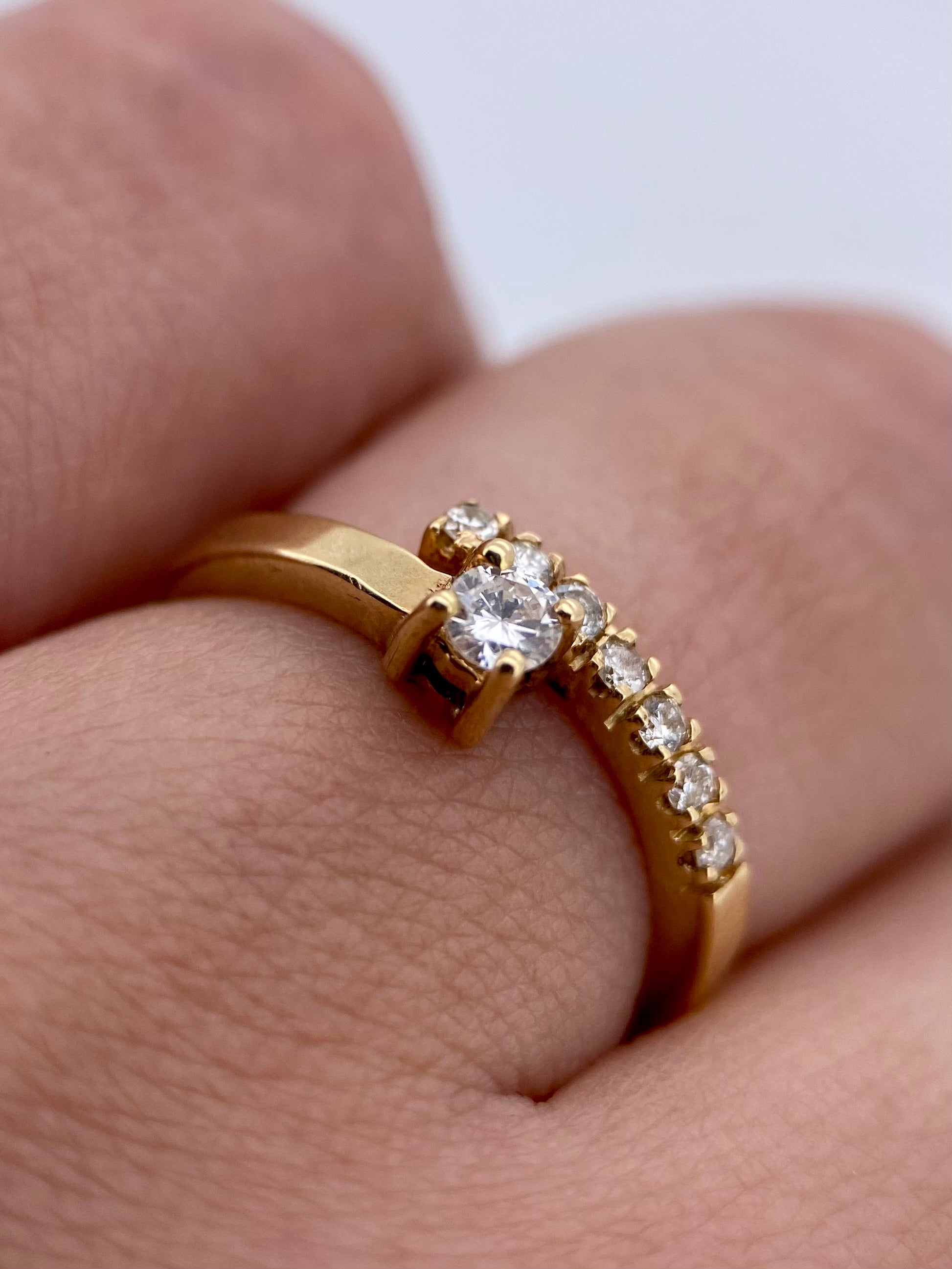 Oro Amarillo 14k Redondo 0.11 Central + 0.07 Laterales de Diamantes Naturales                            Anillo Compromiso OF1221