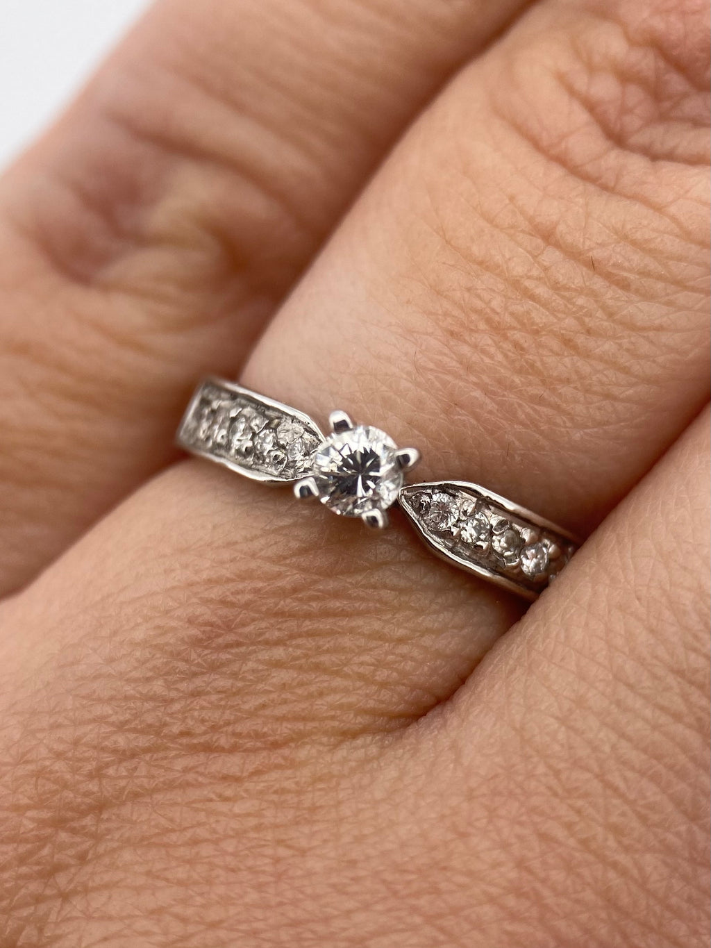 Oro Blanco 14k Redondo 0.12 Central + 0.10 Laterales de Diamantes Naturales                            Anillo Compromiso OF1710