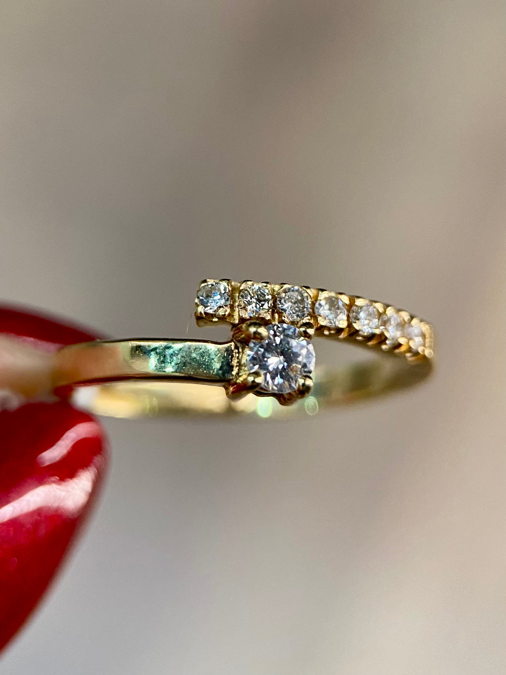 Oro Amarillo 14k Redondo 0.11 Central + 0.07 Laterales de Diamantes Naturales                            Anillo Compromiso OF1221