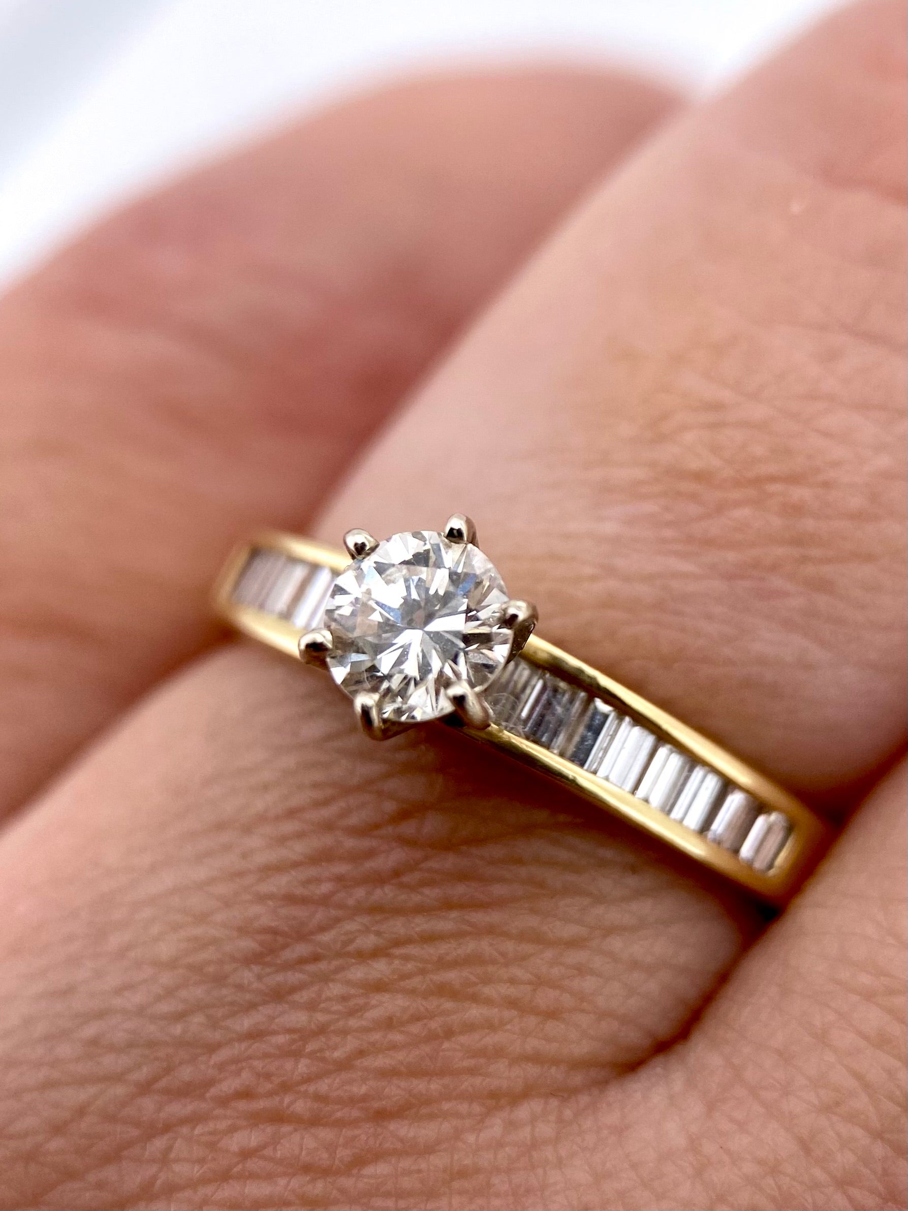 Oro Amarillo 14k Redondo 0.50 Central + 0.38 Laterales de Diamantes Naturales                            Anillo Compromiso OF1520