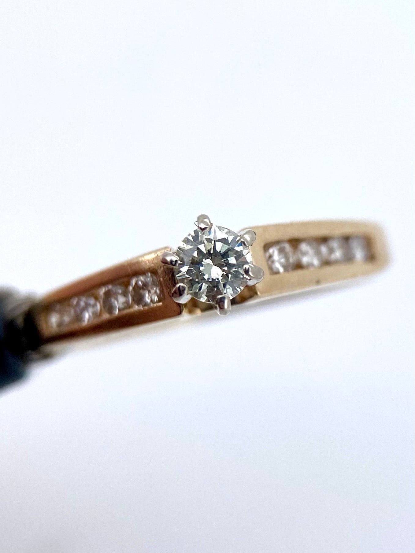 Oro Amarillo 14k Redondo 0.17 Central + 0.16 Laterales de Diamantes Naturales                            Anillo Compromiso OF2264