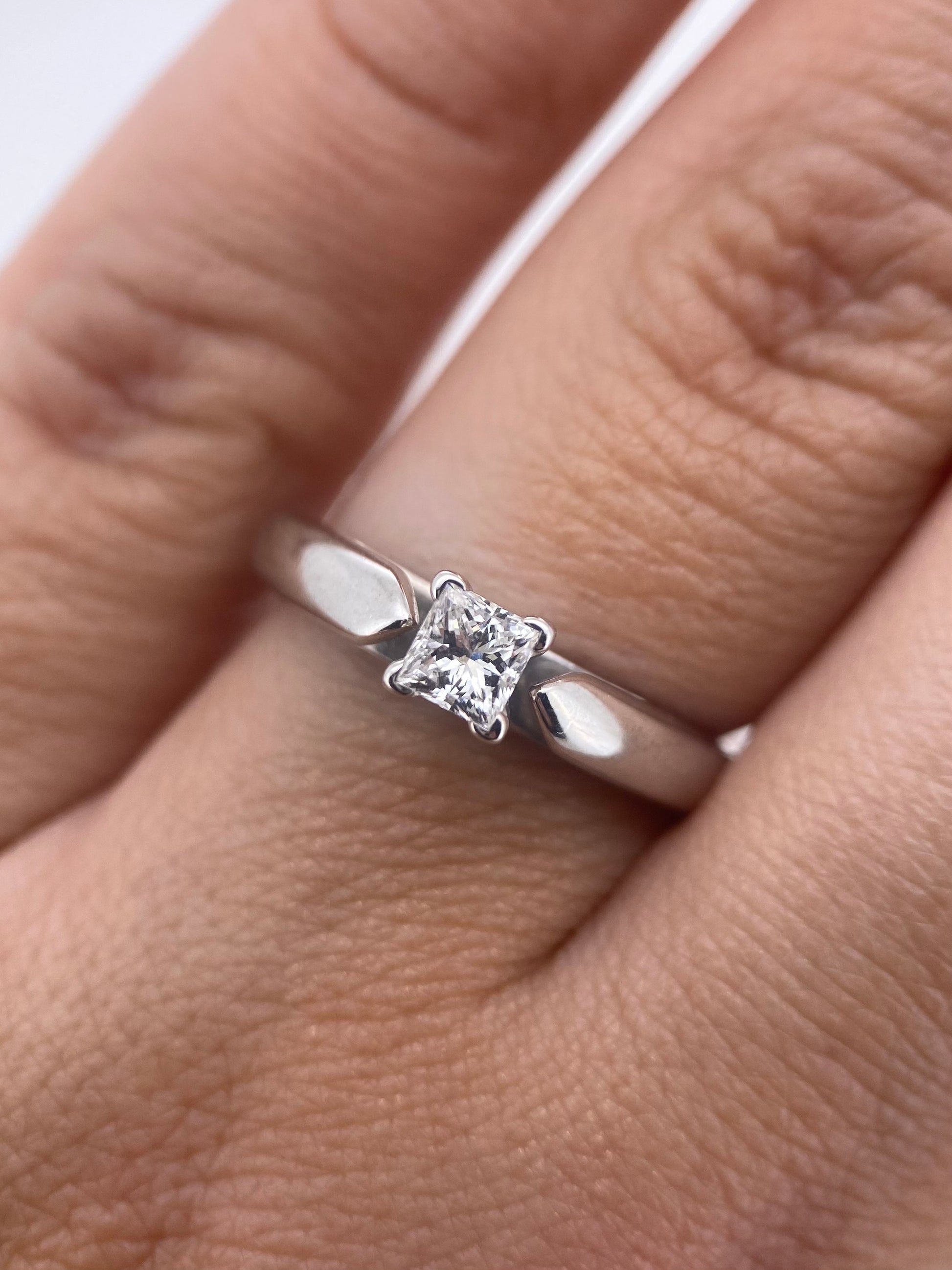 Oro Blanco 14k Princess 0.58ct de Diamantes Naturales                            Anillo Compromiso OF1865