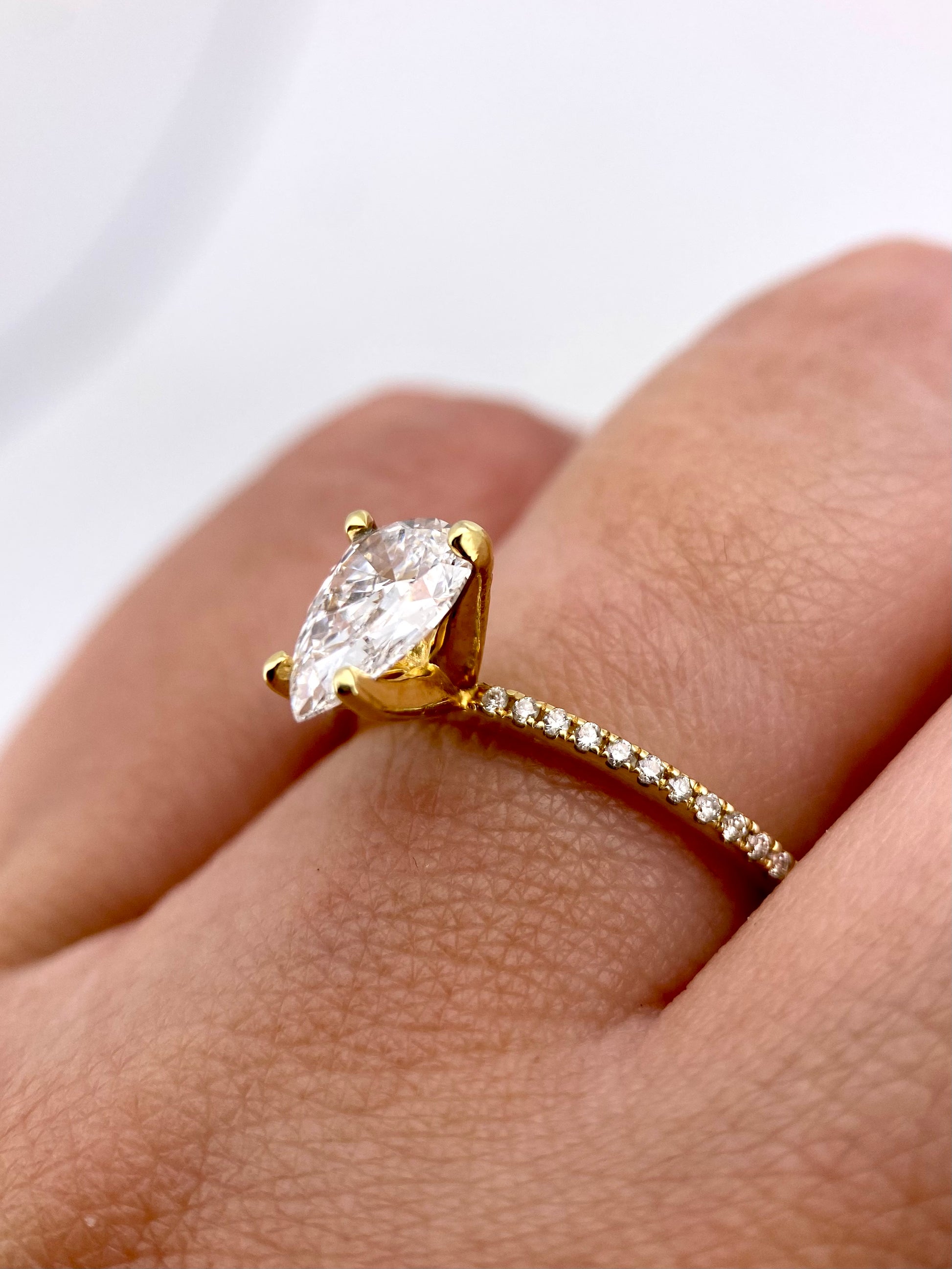 Diamante Laboratorio IGI Pera 1.01ct+0.16ct Oro Amarillo-Anillo de Compromiso