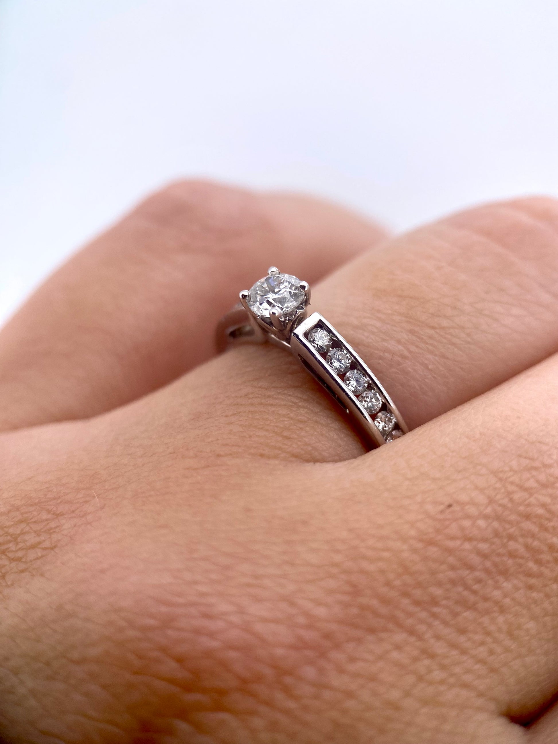 Oro Blanco 14k Redondo 0.40ct Central + 0.26 Laterales de Diamantes Naturales                            Anillo Compromiso OF1934