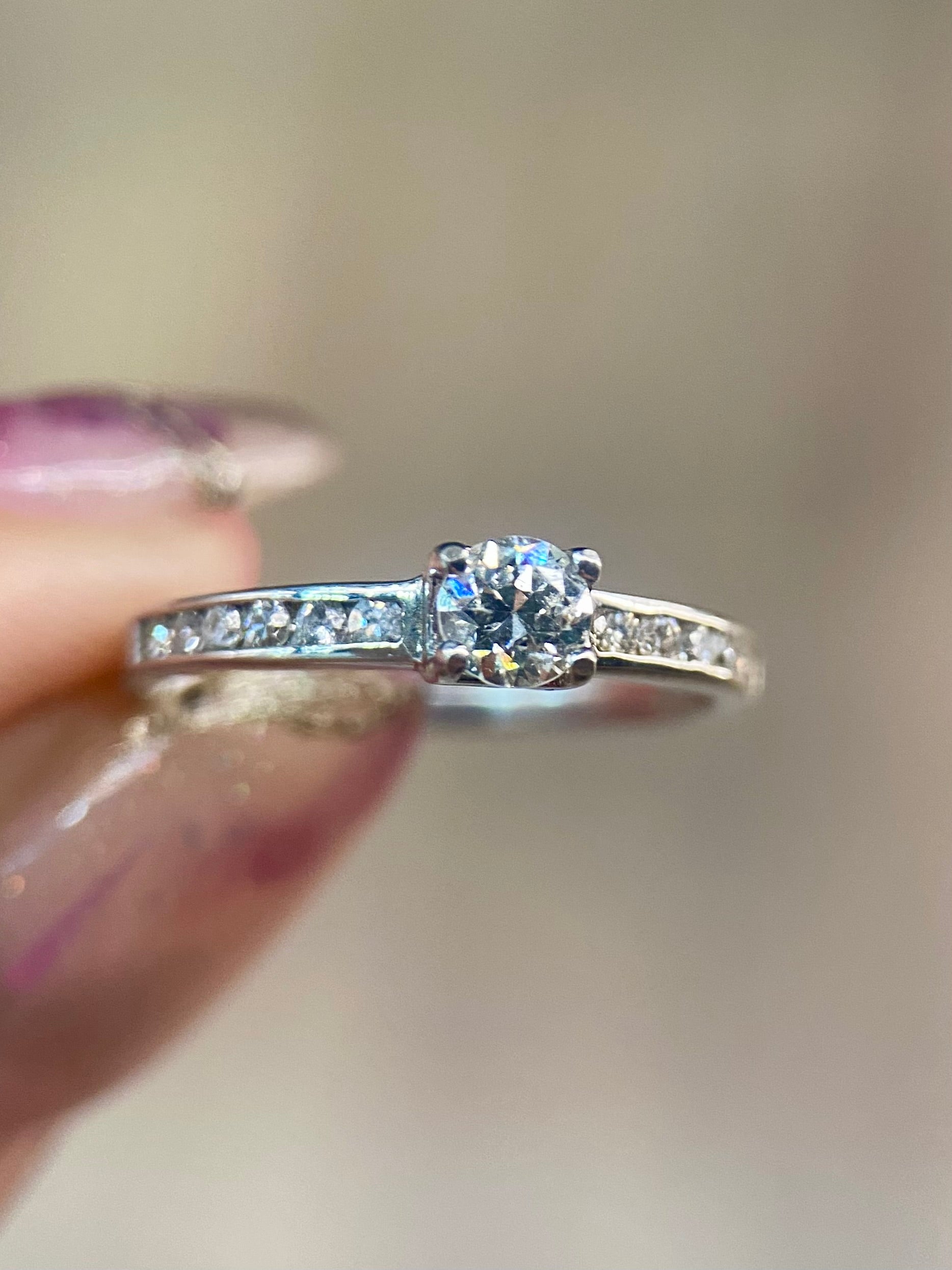 Oro Blanco 14k Redondo 0.26 Central + 0.12 Laterales de Diamantes Naturales                            Anillo Compromiso OF1935