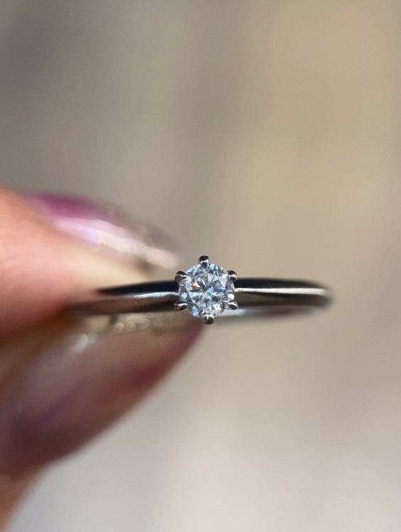 Oro Blanco 14k Redondo 0.15ct de Diamante Natural.                                                  Anillo Compromiso OF2237