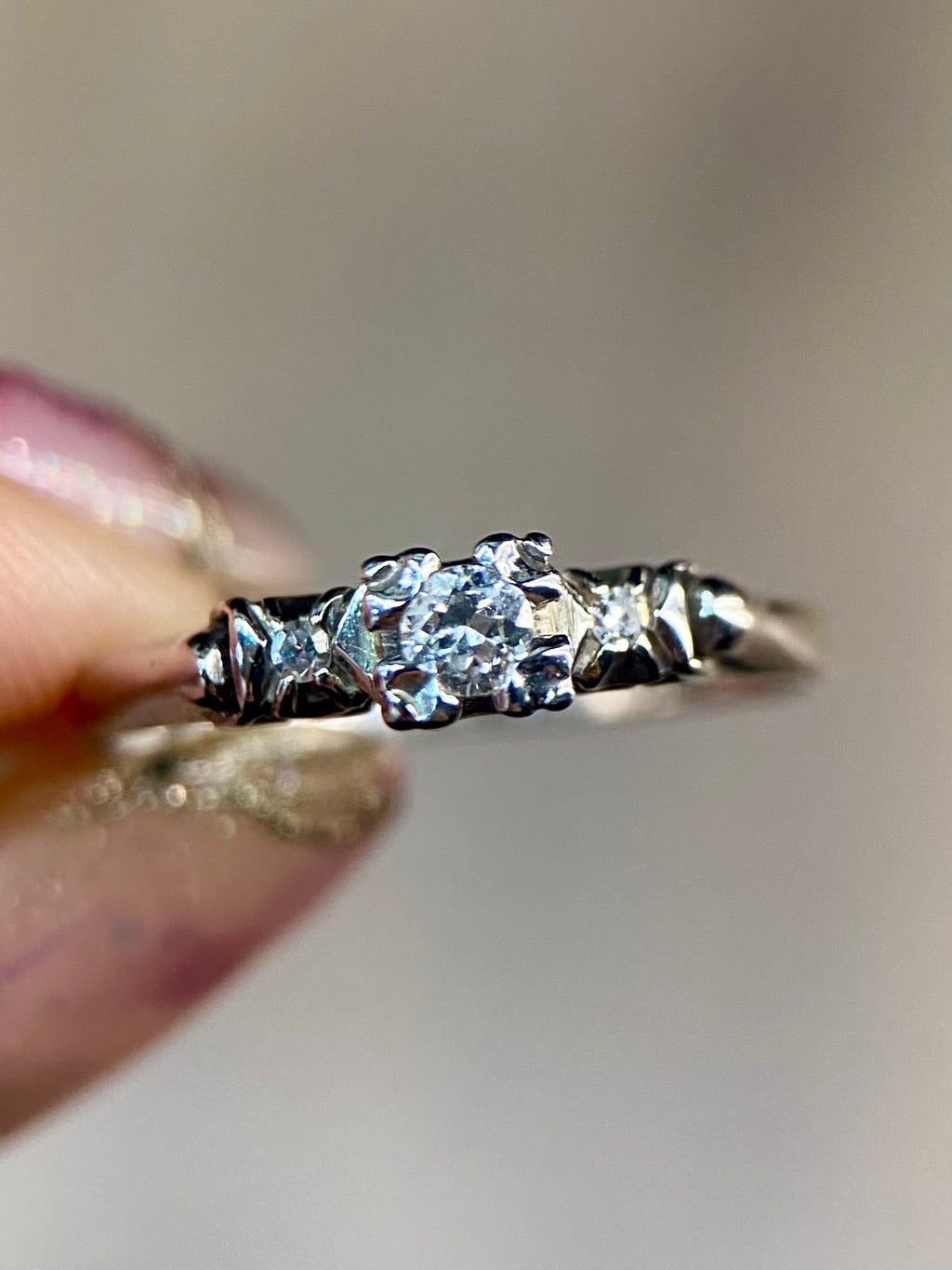 Oro Blanco 14k Redondo 0.07ct + 0.02ct de Diamante Natural.                                                  Anillo Compromiso OF1757